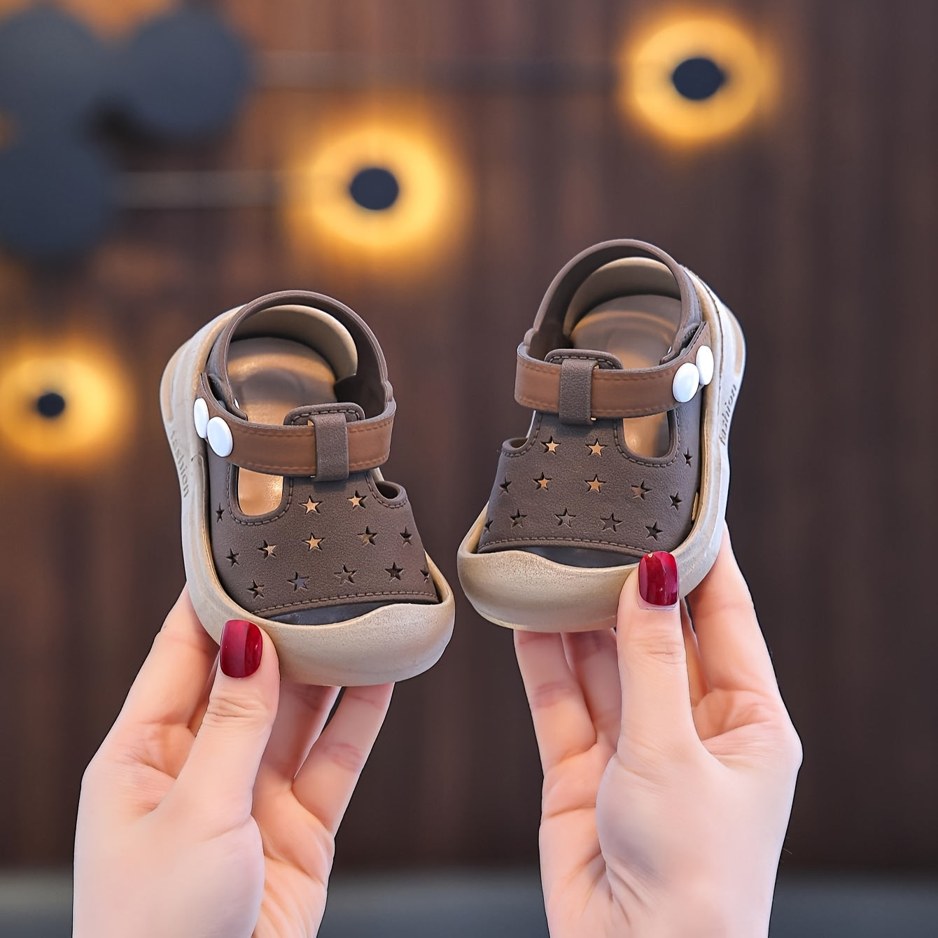 Bolalar uchun yozgi yulduzli osmon sandallari, bej va jigarrang ranglarda, tasmali, PVC taglik bilan, tasodifiy ochiq havoda kiyish, plyajga chiqish va o'yin vaqtida.