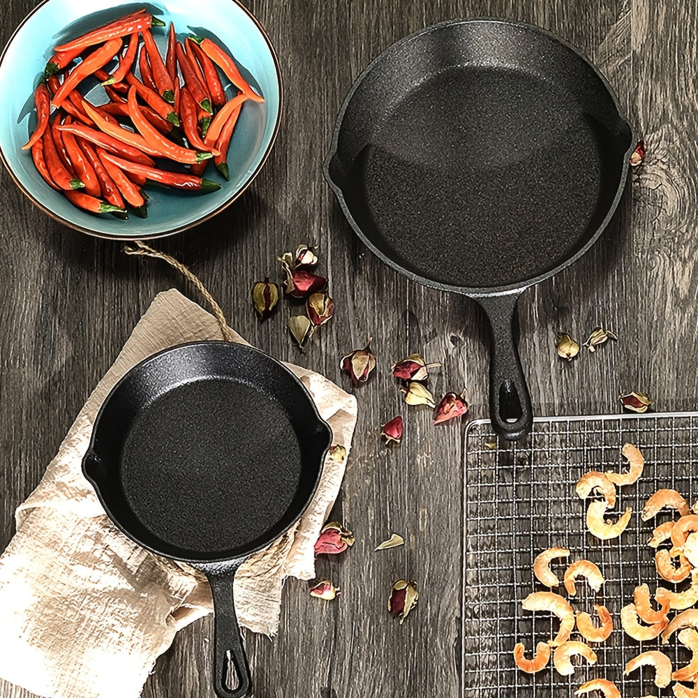 Uchta mustahkam quyma temir qozonlar to'plami, yopishqoq qoplama, tekis pastki va 16 sm, 20 sm va 26 sm o'lchamlari bilan, induksion pechlar uchun mos.