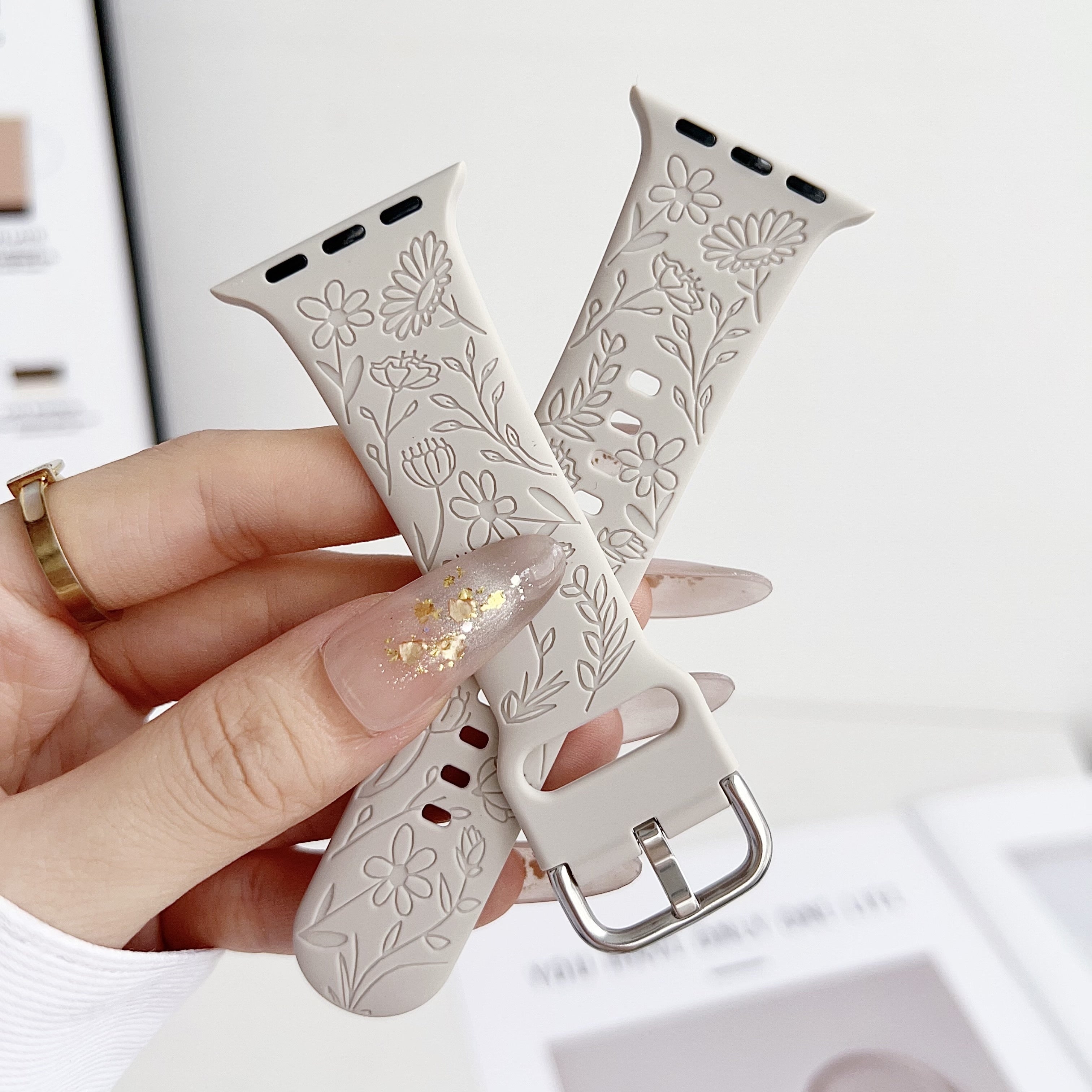 Стильный силиконовый ремешок для Apple Watch, подходящий для различных моделей и удобный для занятий спортом.