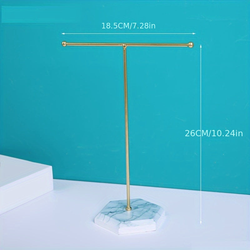 Oltin T-shaklidagi zargarlik buyumlarini tashkil etuvchi rack, uzuklar, marjonlar, taqinchoqlar va bilakuzuklar uchun