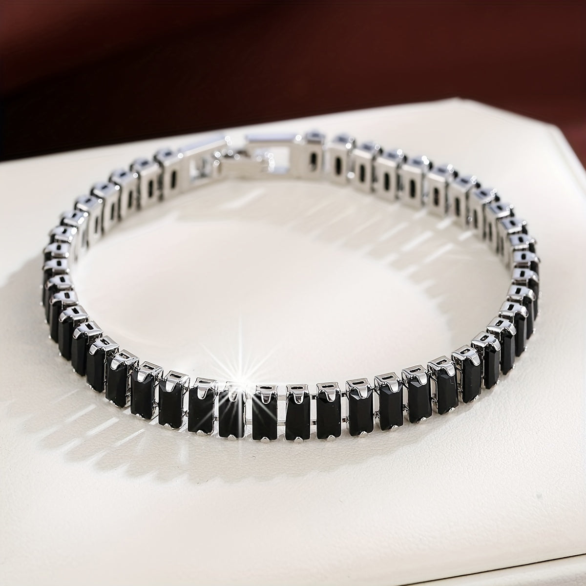 Ko'p rangli qora to'rtburchakli zirkon tennis bilaguzuk, Yevropa va Amerika uslubida