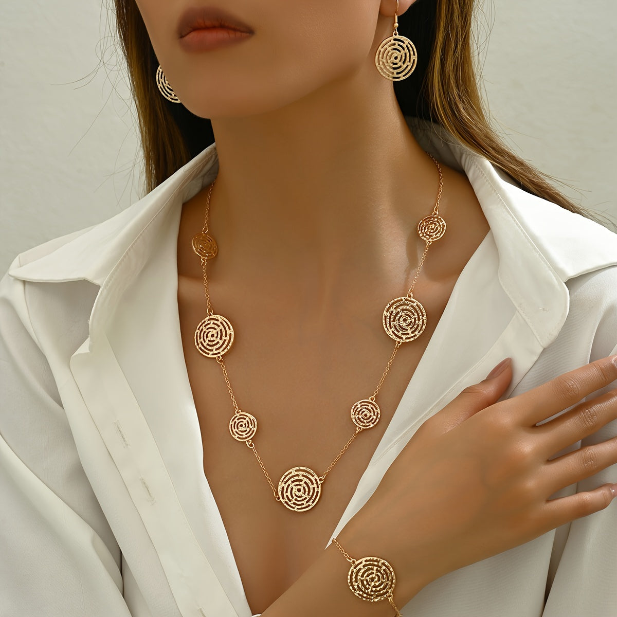 Vintage uslubidagi sink qotishmasidan tayyorlangan zargarlik to'plami, to'rg'ay to'ri bo'sh dizayni bilan. To'plamga marjon, bilaguzuk va sirg'alar kiradi, kundalik kiyish va ta'til uchun juda mos.