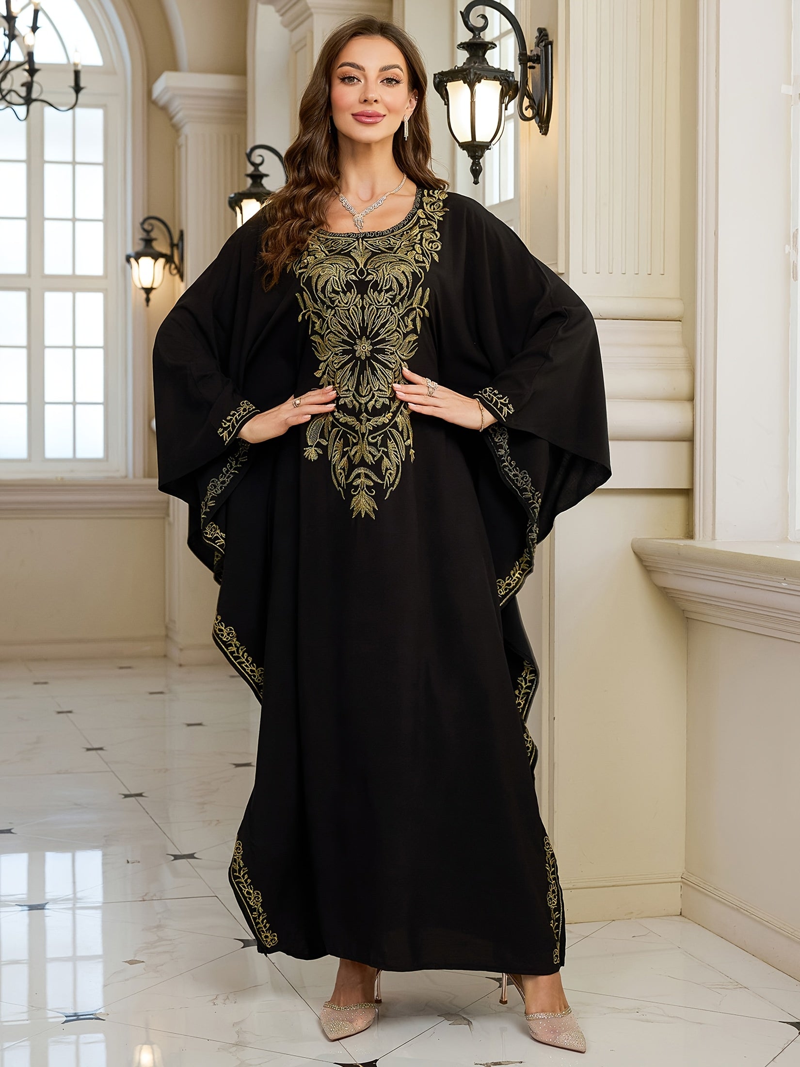 Ayollar uchun kattaroq o'lchamli gulliy tikilgan kaftan kiyingan libos qora, erkin fit, batwing ko'kraklar
