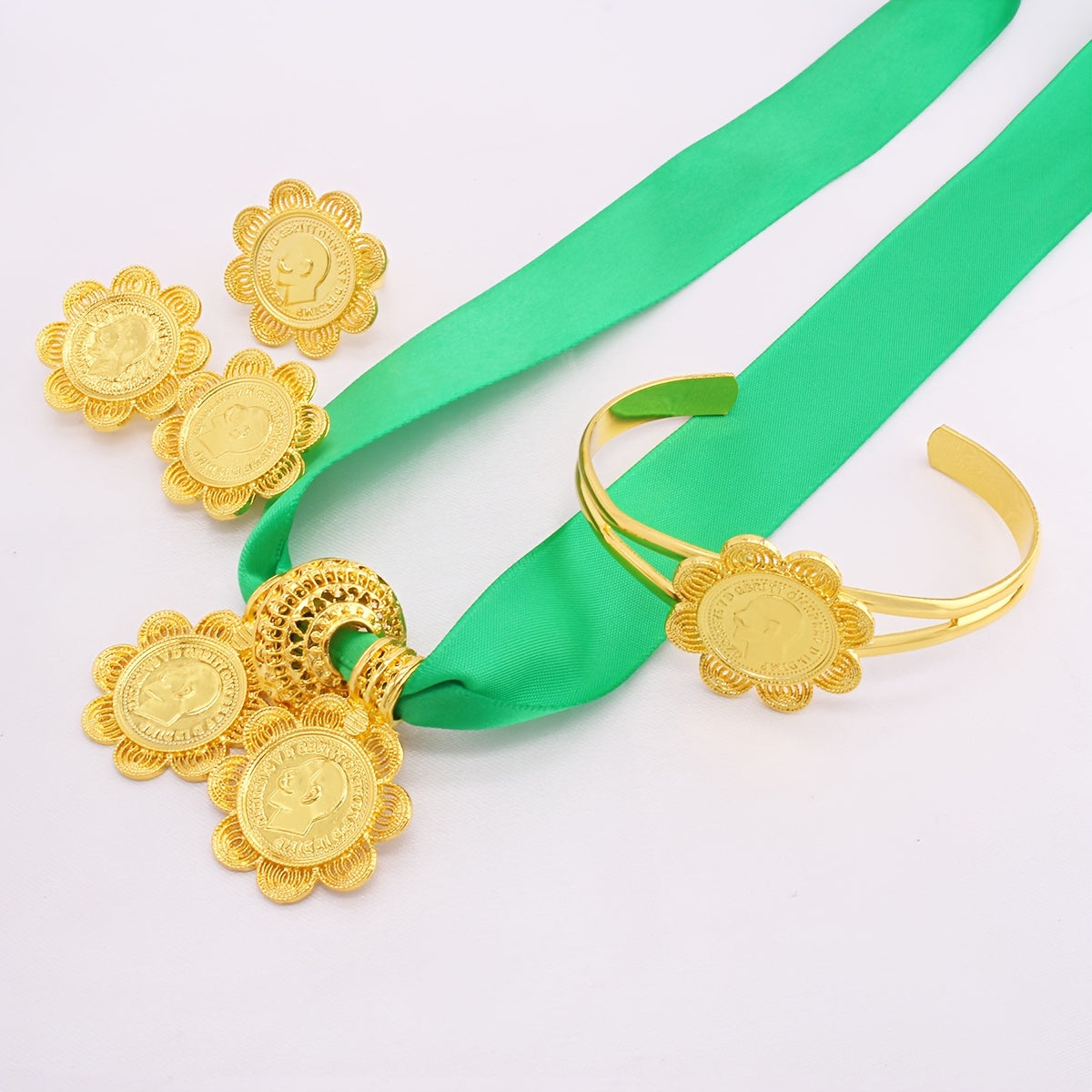 5 ta qismdan iborat hashamatli zargarlik to'plami, shu jumladan, taqinchoqlar, marjon, bilaguzuk va uzuk. Bir nechta ranglarda tanlash uchun muhr va gullar chetiga ega dizaynni o'z ichiga oladi. An'anaviy kelin kiyimlari uchun mukammal.