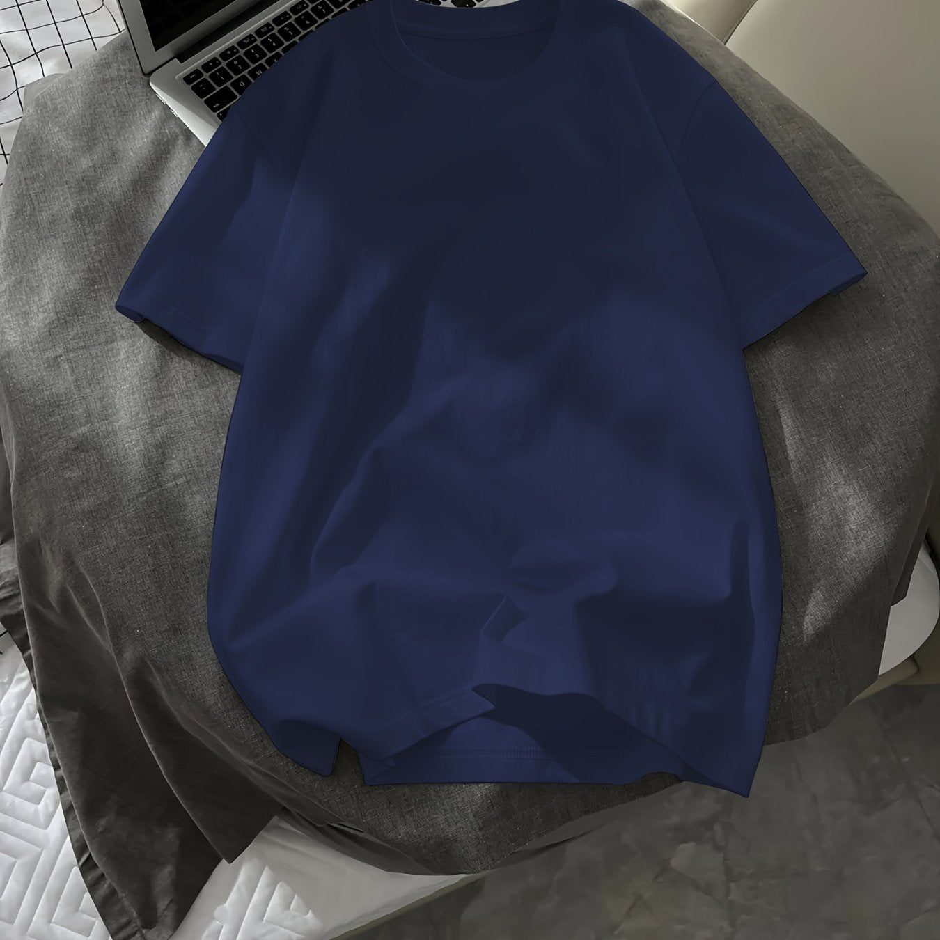 Yoz uchun erkaklar uchun bir rangli T-kofta, tasodifiy ko'cha uslubi