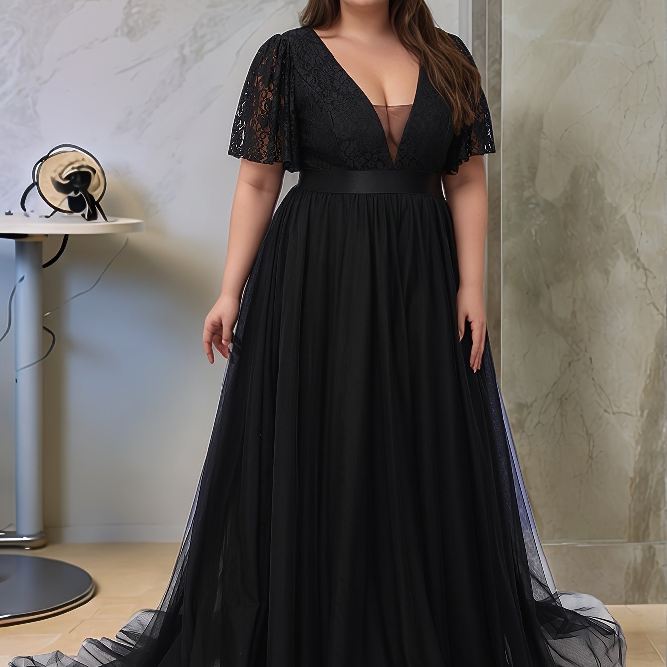 Plus Size Black V-Neck Maxi Dress with Short Sleeves and Lace for Formal Events