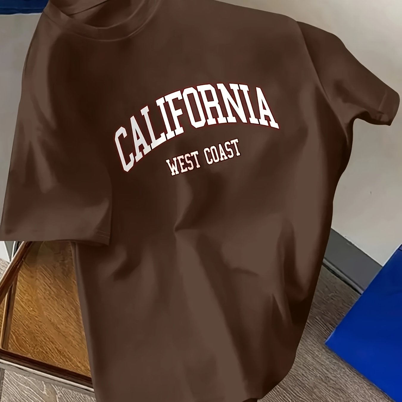 Qulay va yumshoq erkaklar uchun grafik Kaliforniya printli futbolka, zamonaviy uslub va oddiy moslik bilan.