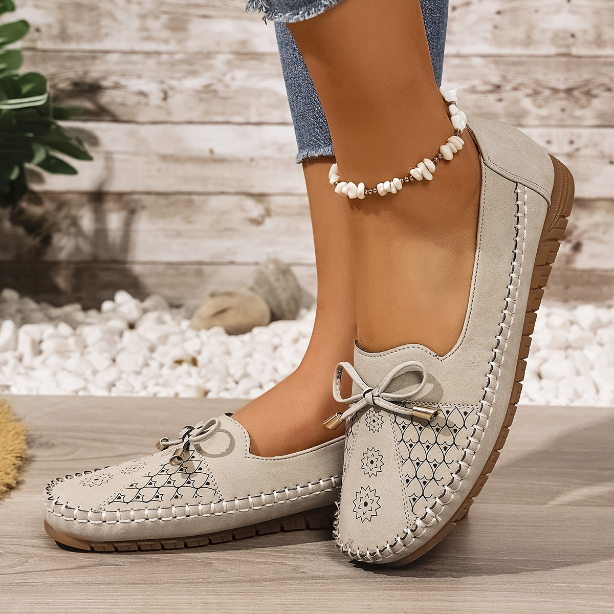 Plus o'lchamli ayollar uchun vintage slip-on tufli, kamon va geometrik naqshli bejirim aksessuarlar bilan