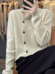 Ayollar uchun tugma tafsiloti, dumaloq bo'yin va cho'ziluvchan mato bilan zamonaviy plussayz trikotaj kardigan. Kuz/qish uchun ideal.