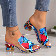 Zamonaviy qalin tovonli sandallar, ochiq barmoq va kiyish uchun qulay dizayn bilan