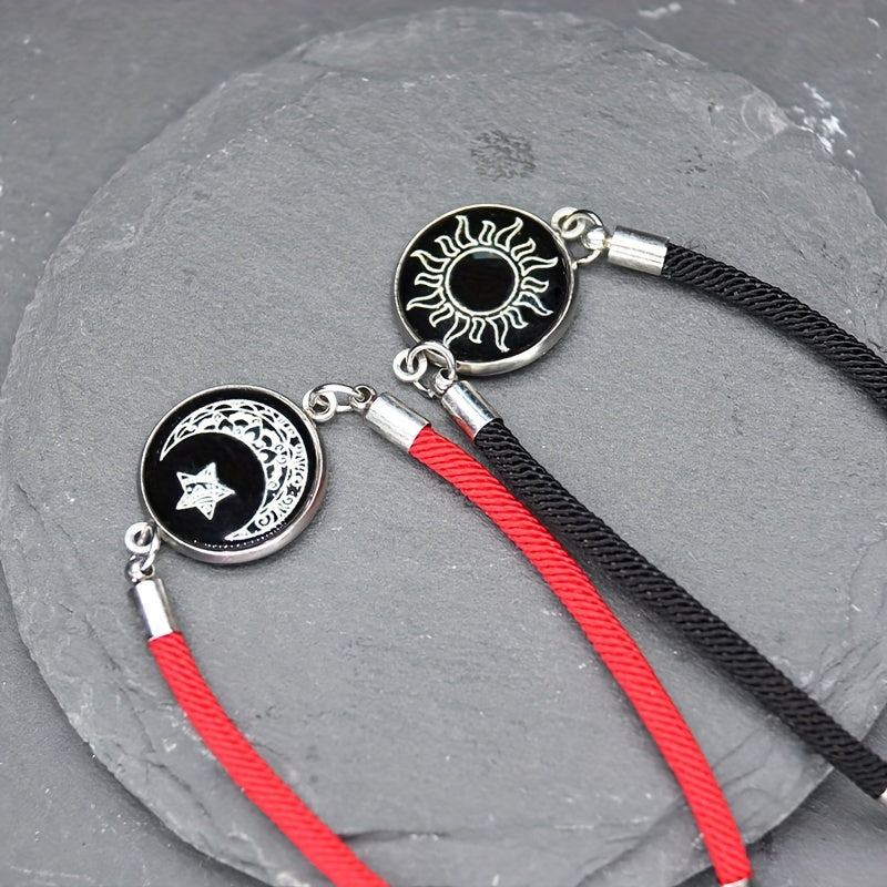 4 ta zamonaviy juftlik bilaguzuklari to'plami Quyosh, Oy va Yulduzlar dizayni + Vintage qatlamli marjon to'plami, Halloween/Christmas uchun mukammal do'stlik sovg'asi bo'lgan yorituvchi zargarlik.