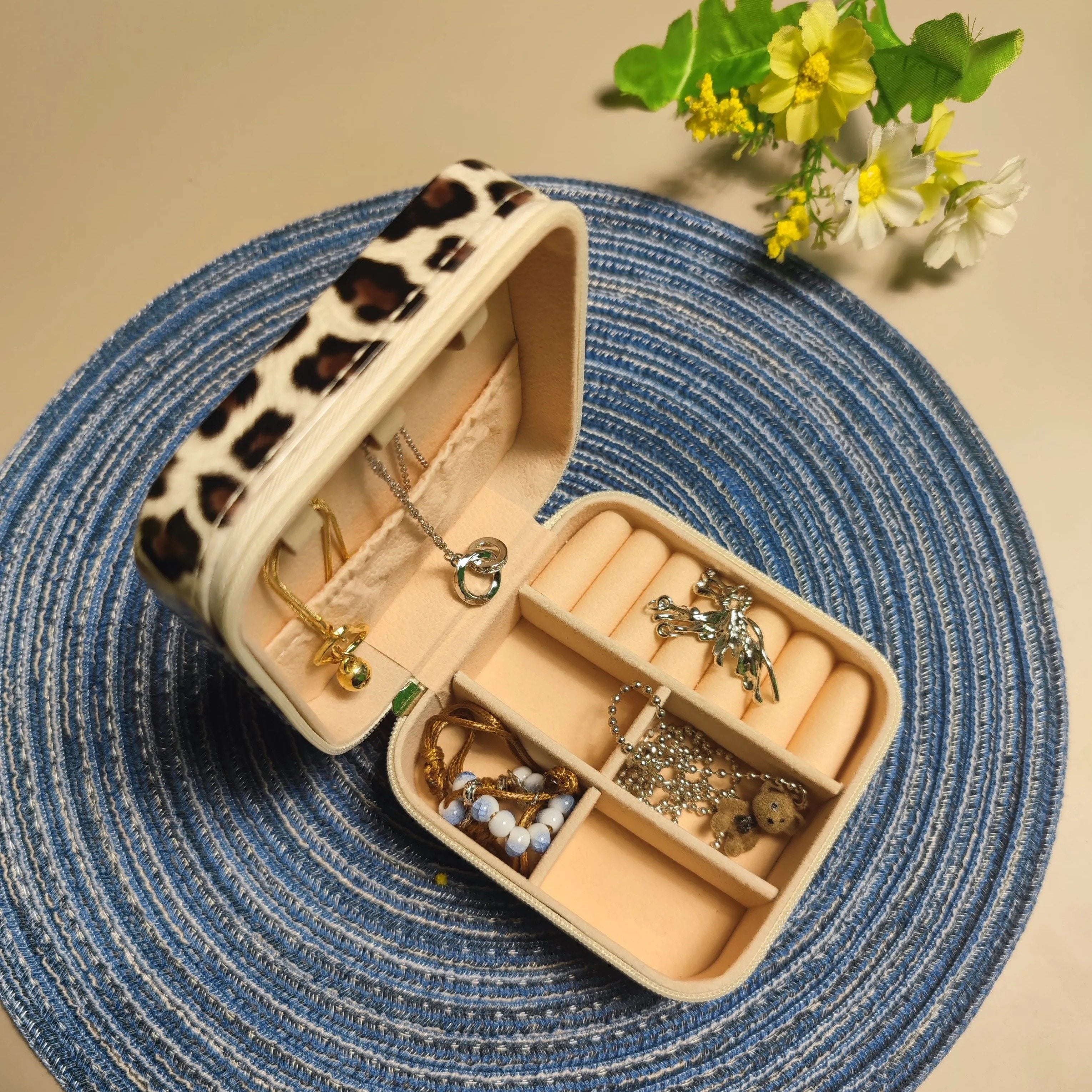 Ювелирная шкатулка в стиле леопарда, дорожная компактная с разделами, подарок для друзей