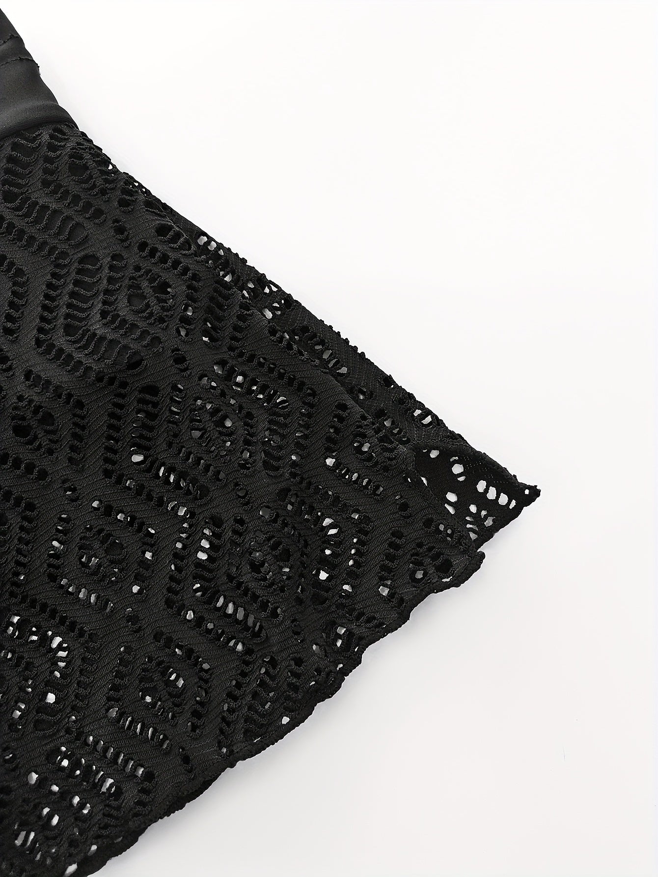 Birlashtirilgan ichki qismlar va old tomonda bog'ich bilan ta'minlangan, yuqori cho'ziluvchan rangli suzish shortlari, plyaj kiyimlari uchun mukammal.