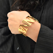 Ayollar yoki erkaklar uchun sozlanadigan zanglamaydigan po'latdan yasalgan nomli yozilgan bilaguzuk