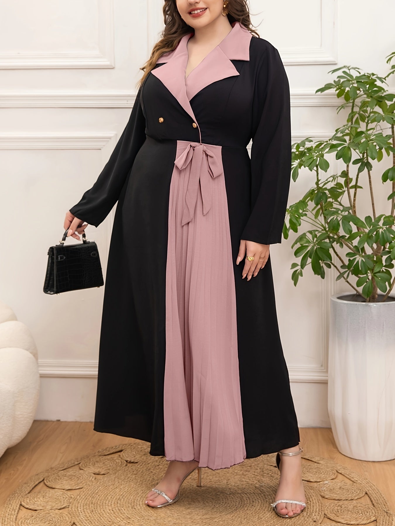 Yengil plus size V-yuqori tunika ko'ylagi, mustahkam rangda, ozgina cho'zilishga ega, barcha fasllar uchun ideal. 100% polyester to'qilgan matodan tayyorlangan.