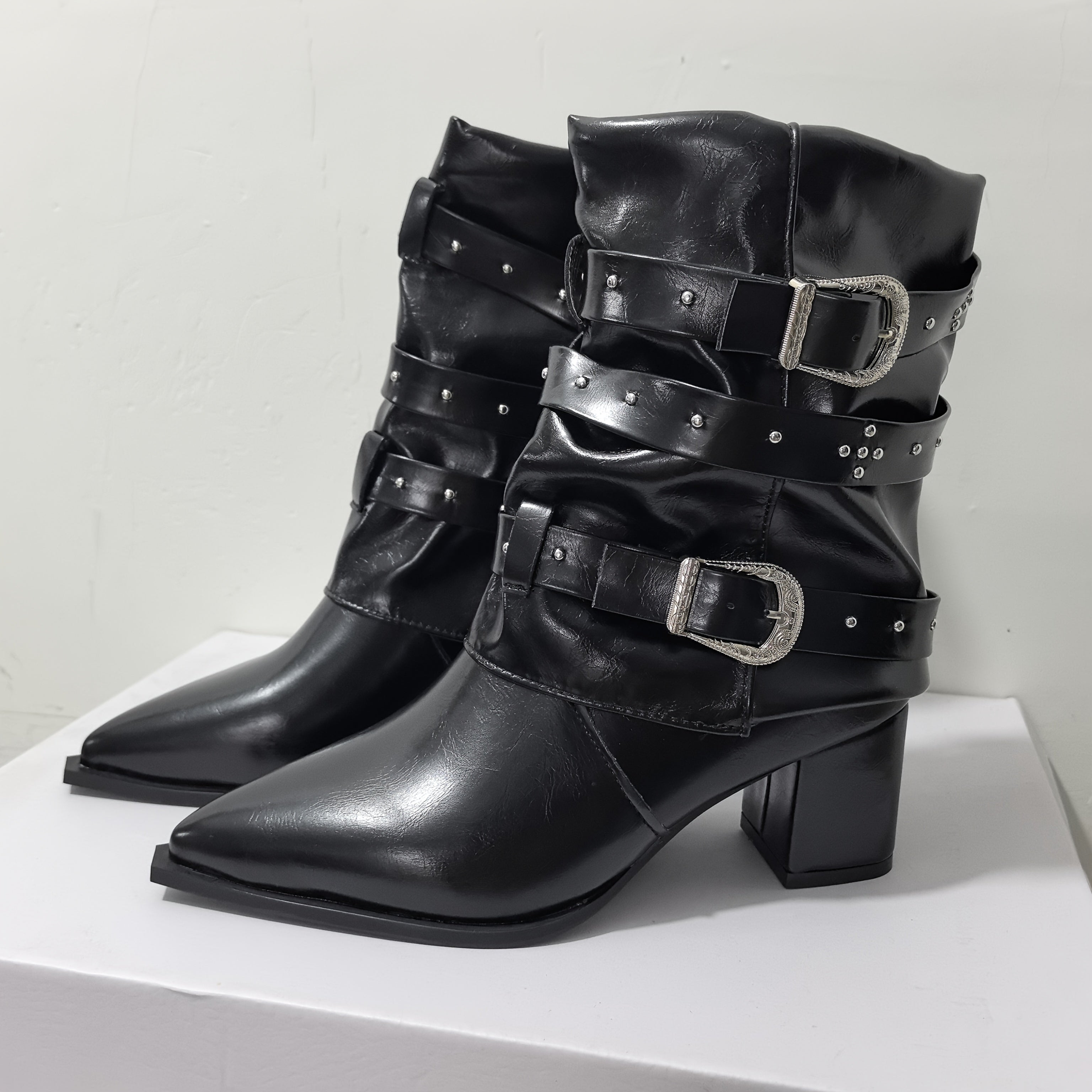 Ayollar uchun tizzaga qadar bo‘lgan poyabzal, o‘rta balandlikdagi taglik, charm, osongina kiyinadigan, burunlari burama, oq, bardoshli