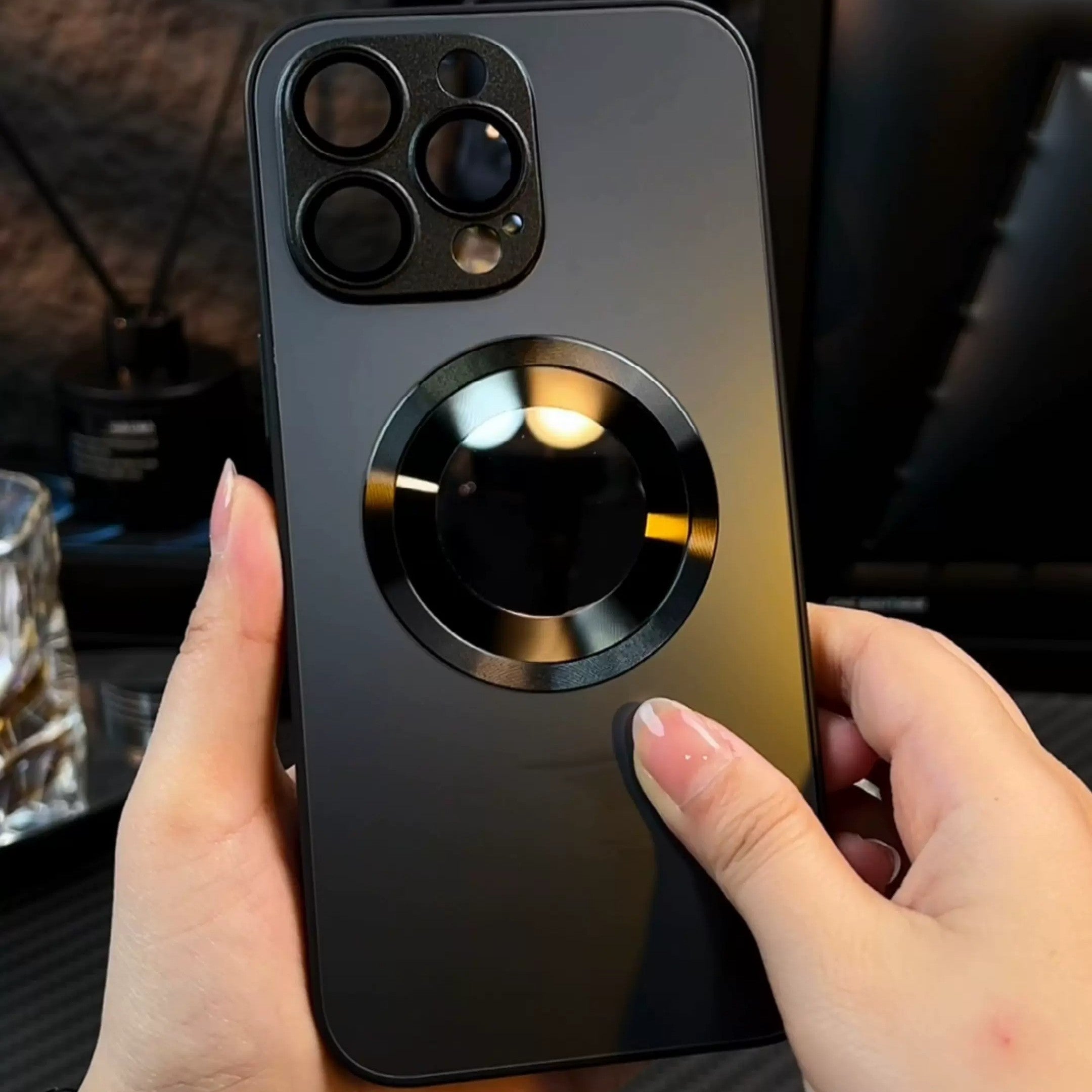 Роскошный металлический чехол для телефона из титана с полым логотипом, разработанный для Iphone 16-11 Pro Max Plus. Особенности включают магнитную беспроводную зарядку, защиту объектива камеры от ударов.