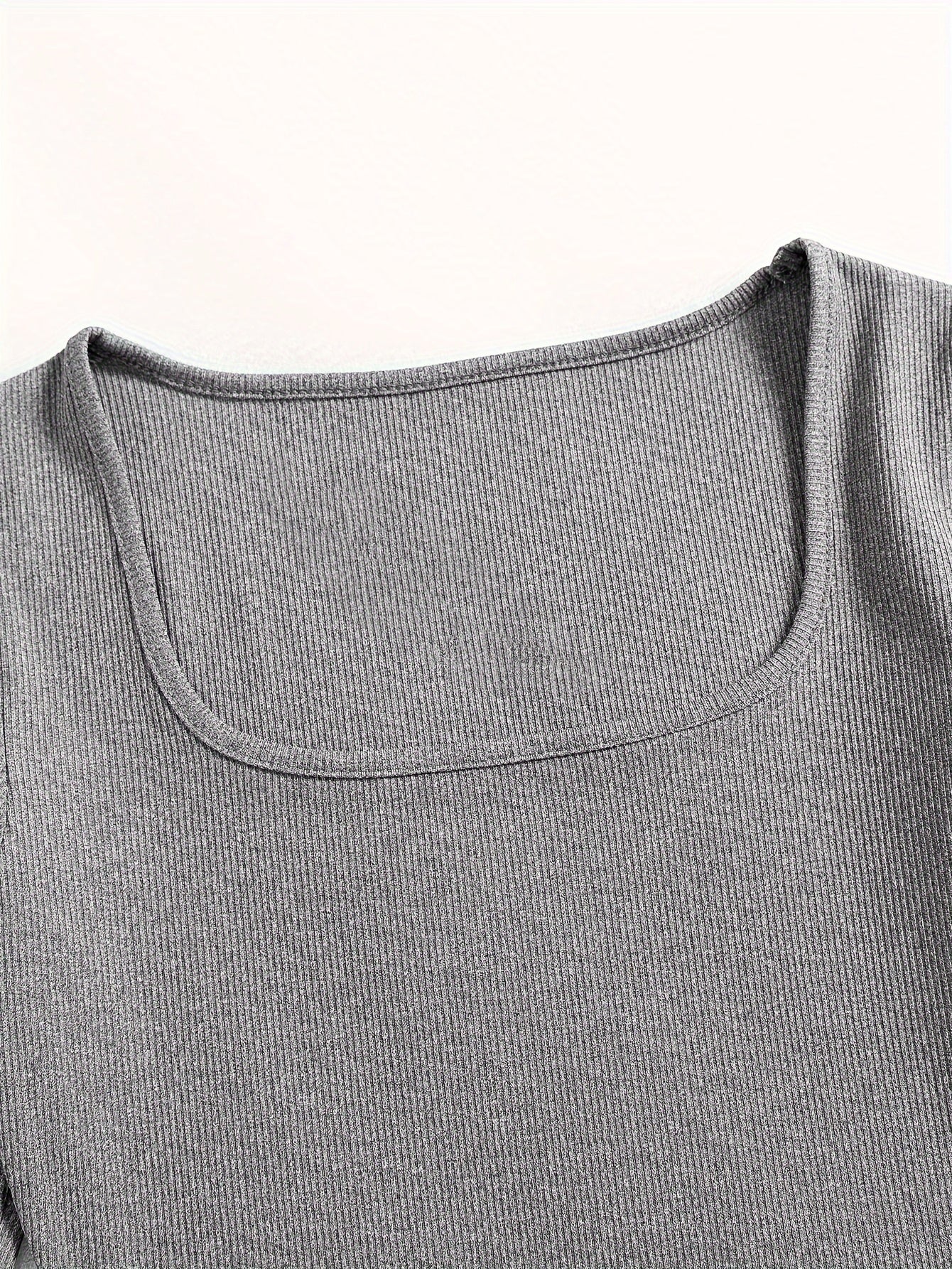 Вышитое платье элегантно висит на вешалке.