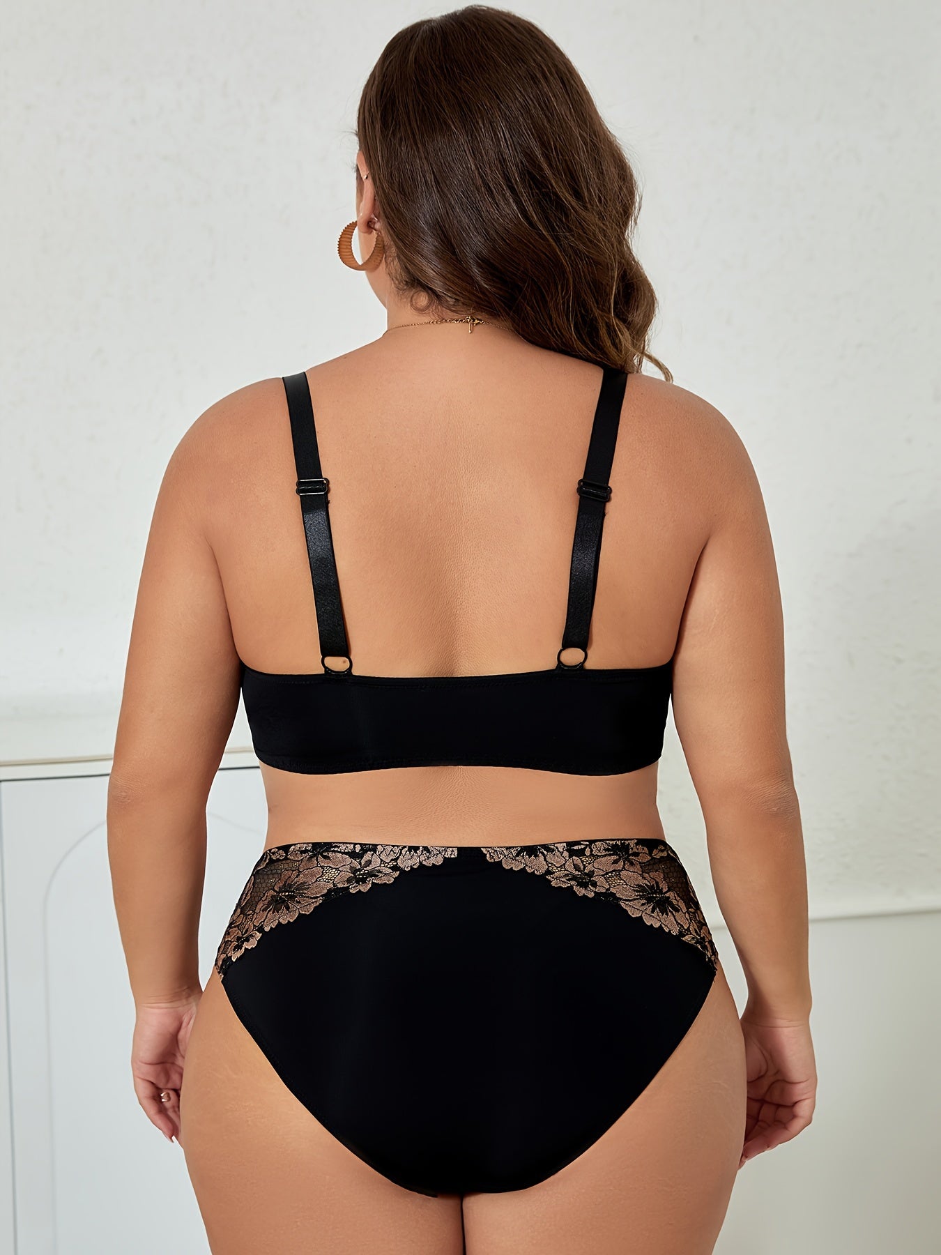 Conjunto de lencería de tallas grandes con sujetador de encaje jacquard de alto soporte y bragas de tiro medio