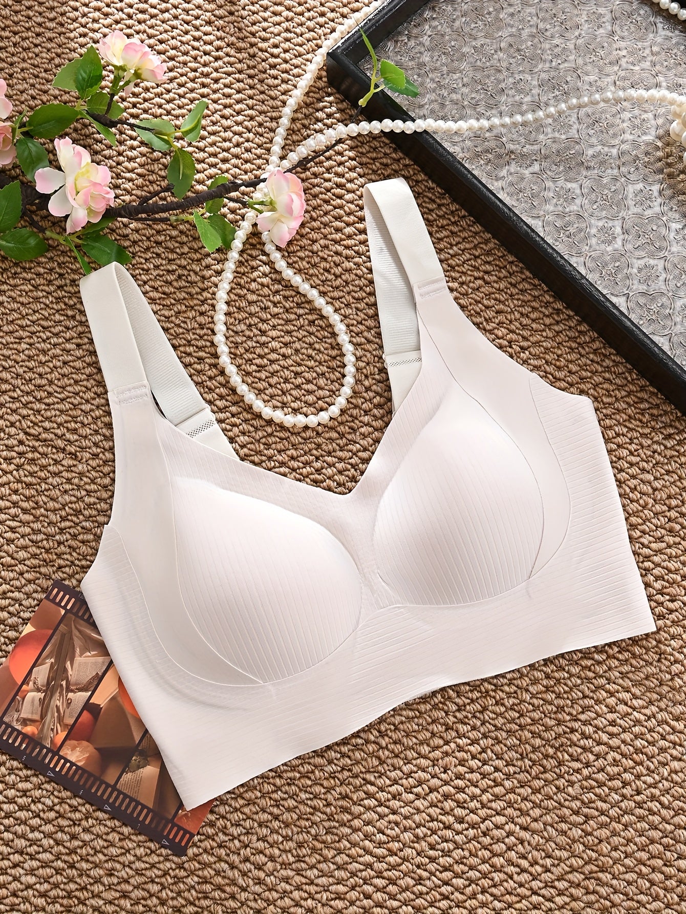 Women's Seamless Sports Bra with Full Cup Support Breathable Nylon Elastane