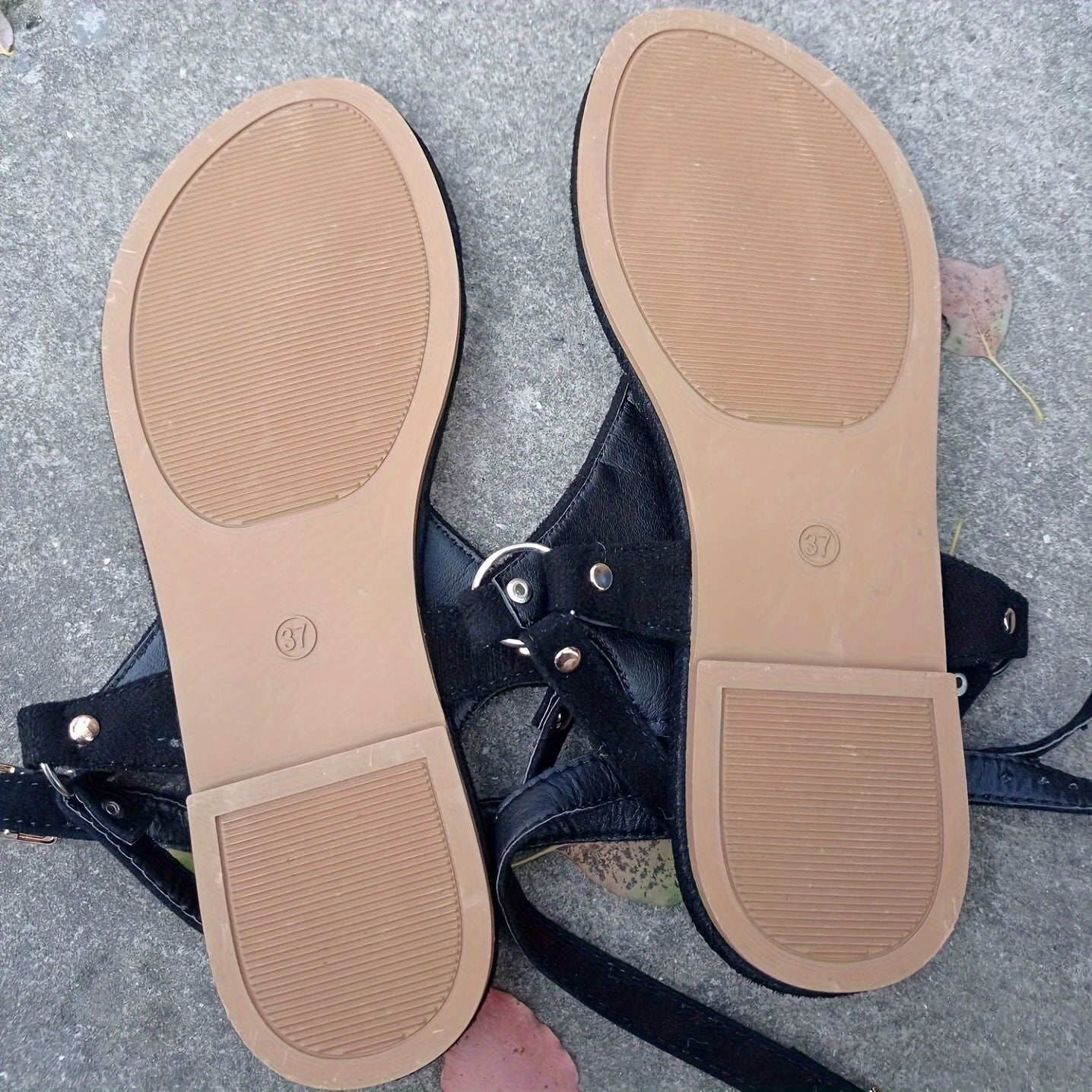 Women's Flat Sandals with Clip Toe and Buckle Strap for Summer Beach Casual Wear