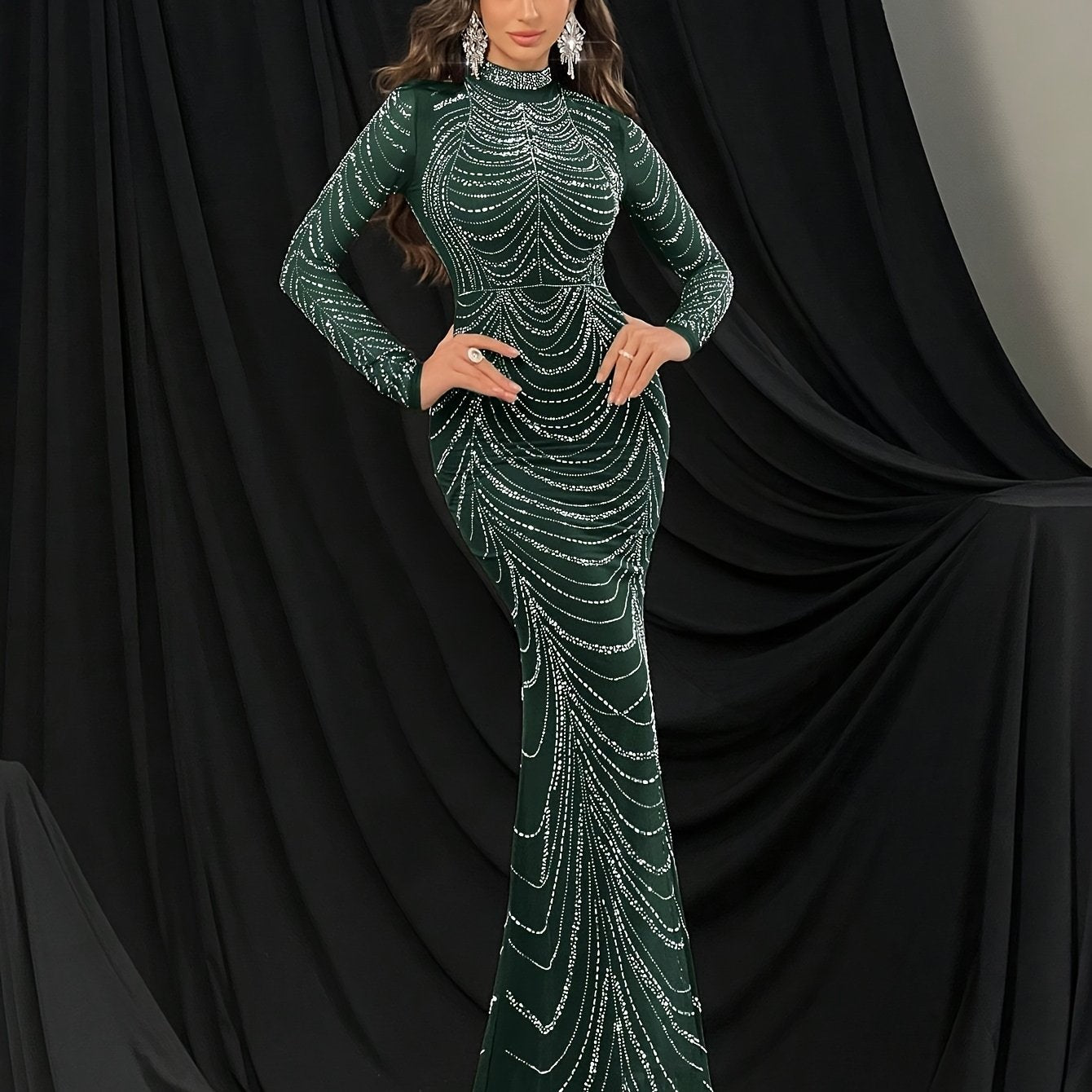 Черное платье с ринestones для женщин с воротником-стойкой и длинными рукавами.