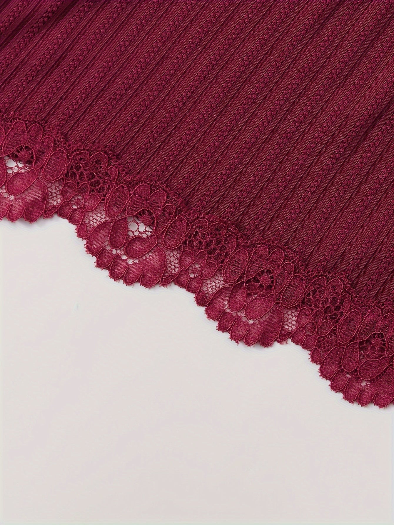 Ayollar uchun ribbed pijama to'plami, dantel tafsilotlari bilan, V-shaklidagi kamzuli yuqori va uzun shimlar, mashinada yuvish mumkin, bir nechta ranglarda mavjud.