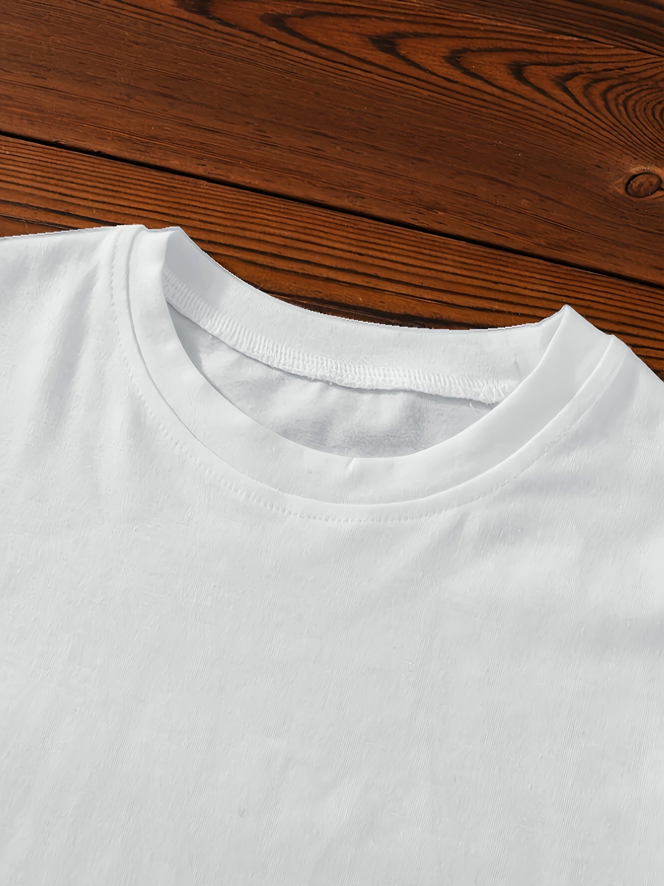 Yozgi kiyim uchun ideal bo'lgan, sut choyi donut yulduz naqshiga ega oq qisqa yengli bluzka.