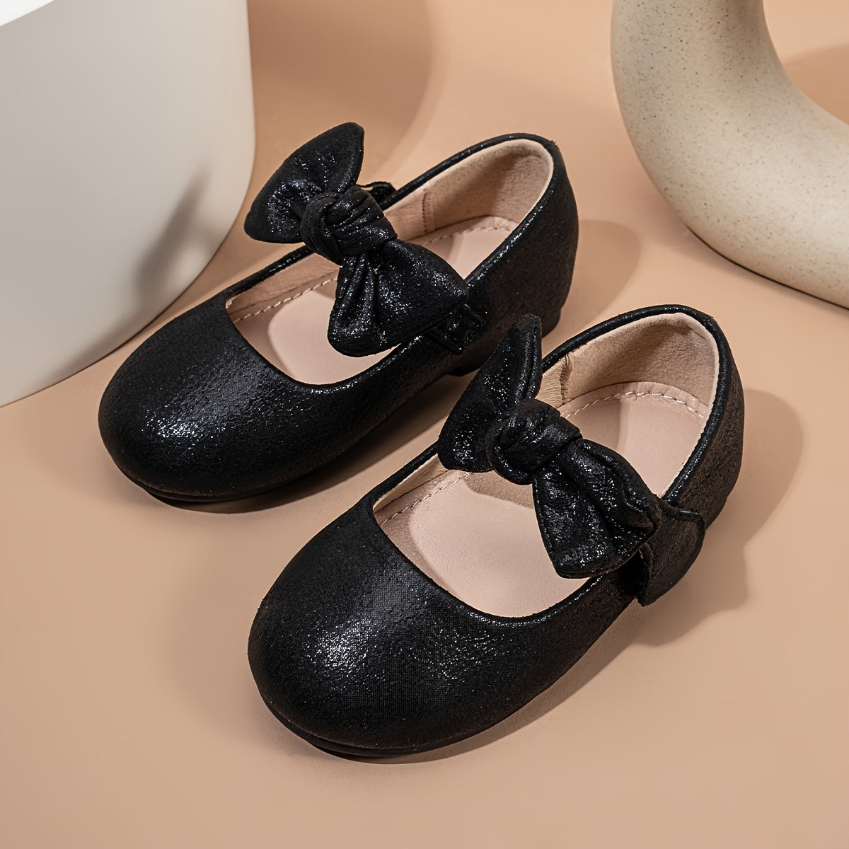 Qizlar uchun zamonaviy kamon tugmachali tekis poyabzal, partiyalar va bayramlar uchun mukammal