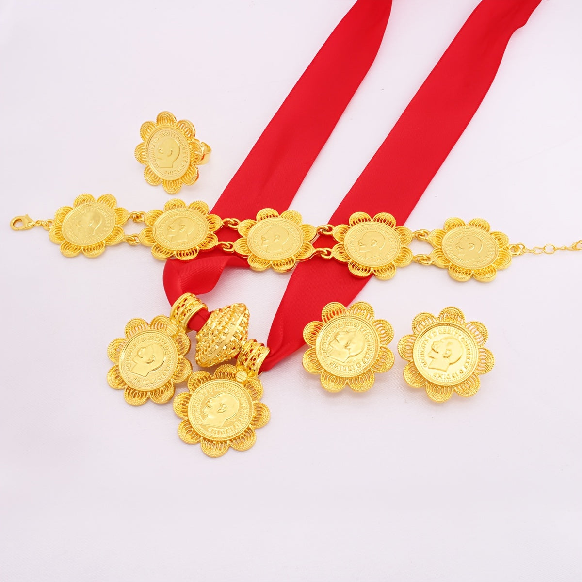 5 ta qismdan iborat hashamatli zargarlik to'plami, shu jumladan, taqinchoqlar, marjon, bilaguzuk va uzuk. Bir nechta ranglarda tanlash uchun muhr va gullar chetiga ega dizaynni o'z ichiga oladi. An'anaviy kelin kiyimlari uchun mukammal.