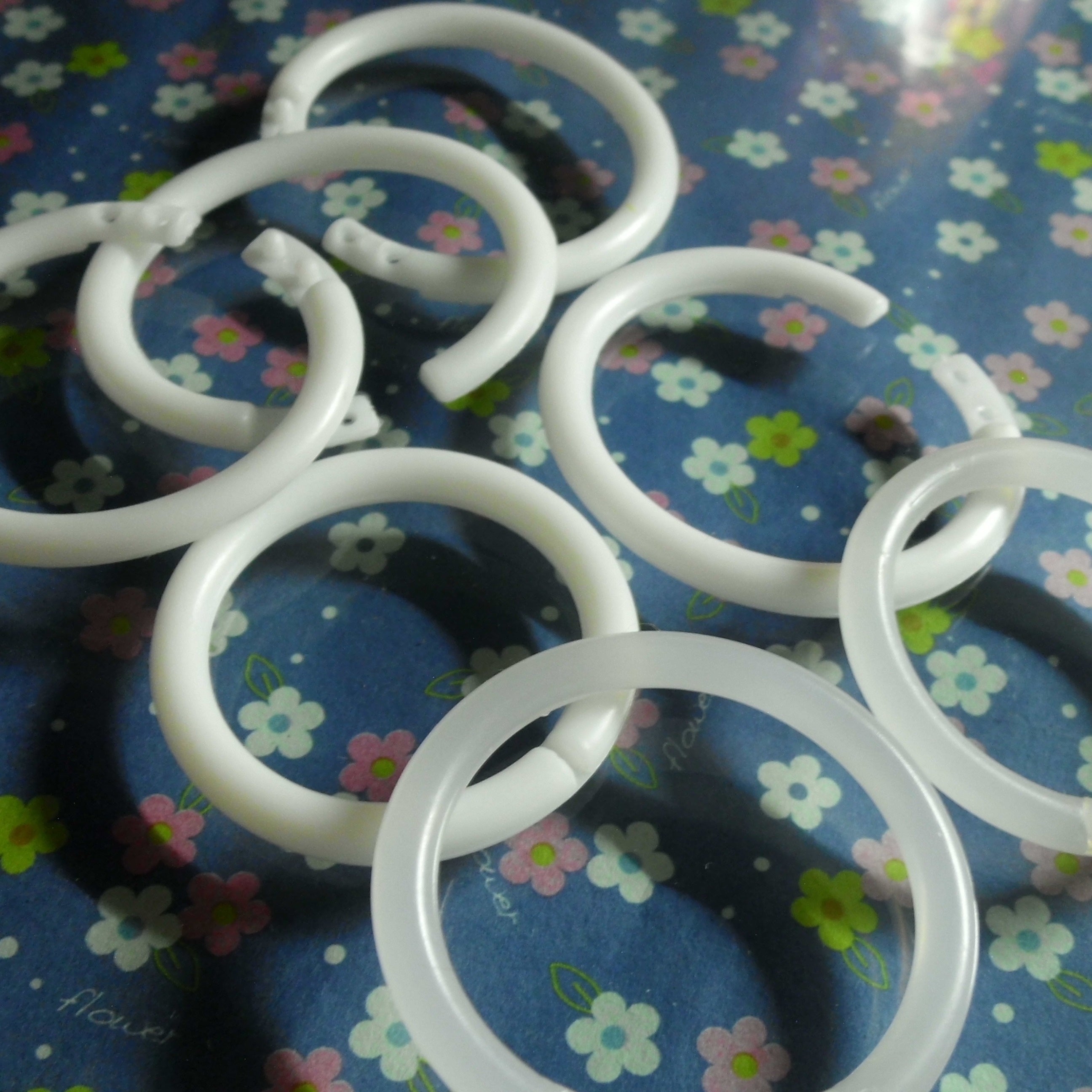 12 ta mustahkam plastik halqalar dush pardalari, kalitlar, sumkalar va DIY loyihalari uchun.