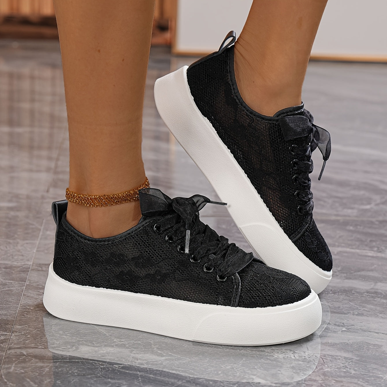 Ayollar uchun nafas oladigan tekis sport poyafzallari, rezina tagliklar bilan, lentalar bilan bog‘lanadigan, kundalik poyafzallar