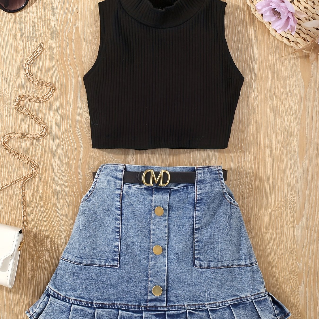 Yuqori yengsiz ko'ylak, pliseli yubka va kamar bilan.