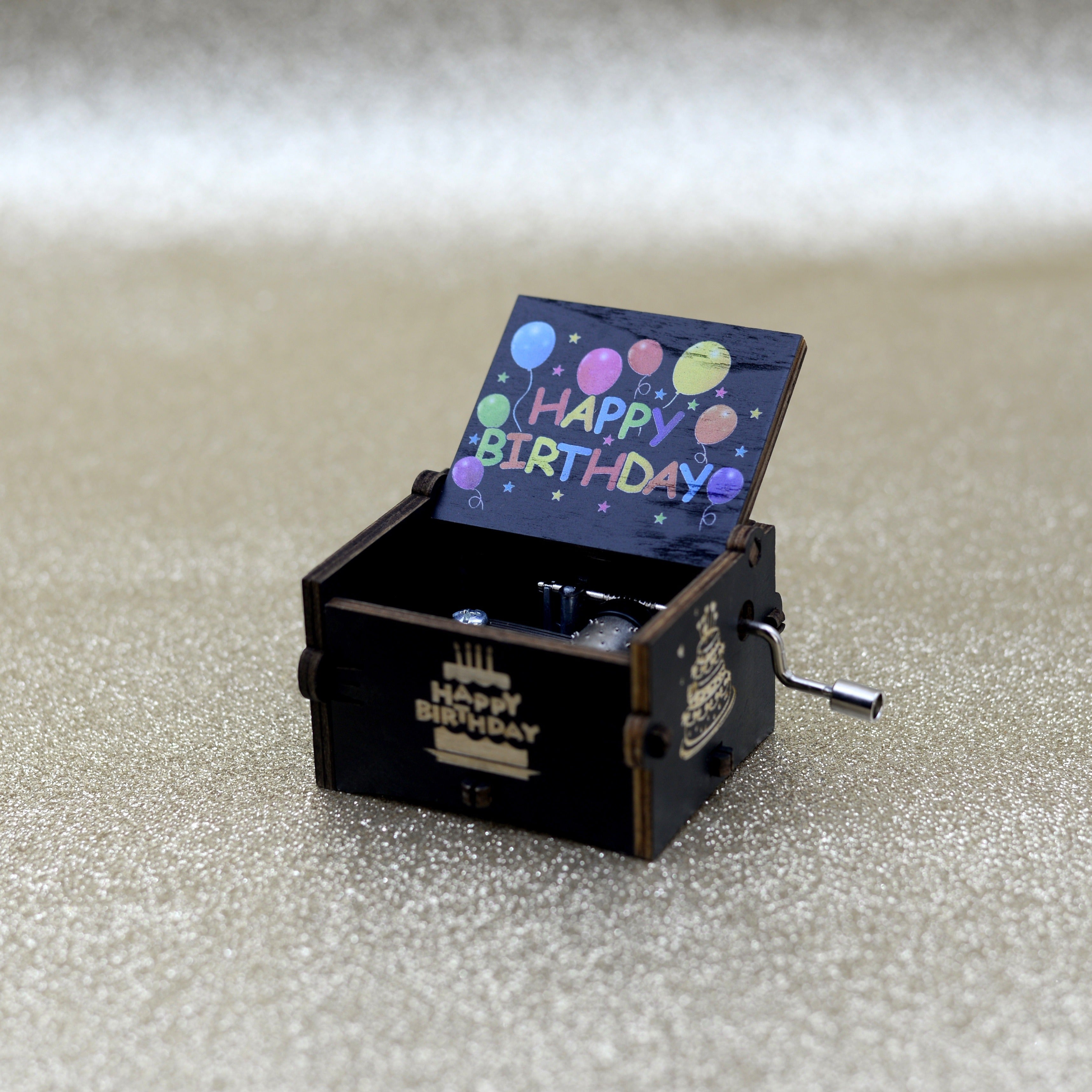 Деревянная музыкальная шкатулка с ручным приводом "С Днем Рождения" для особых случаев.