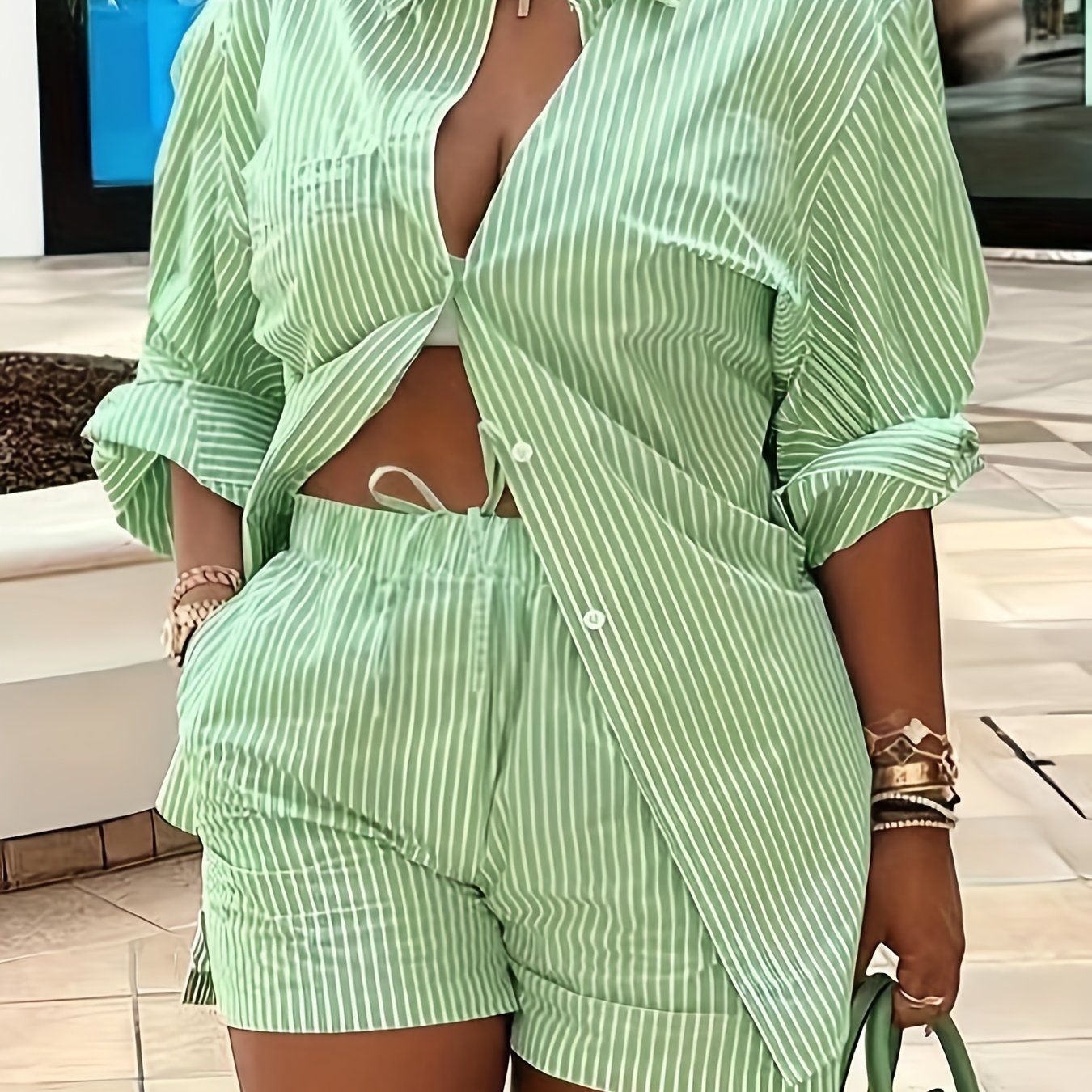 Pushti chiziqli ikki qismli to'plam, uzun qo'lqopli tugmachali ko'ylak va elastik belga ega shortlar bilan. Cho'zilmaydigan polyesterdan tayyorlangan va mashinada yuvish mumkin. Norasmiy foydalanish uchun ideal.