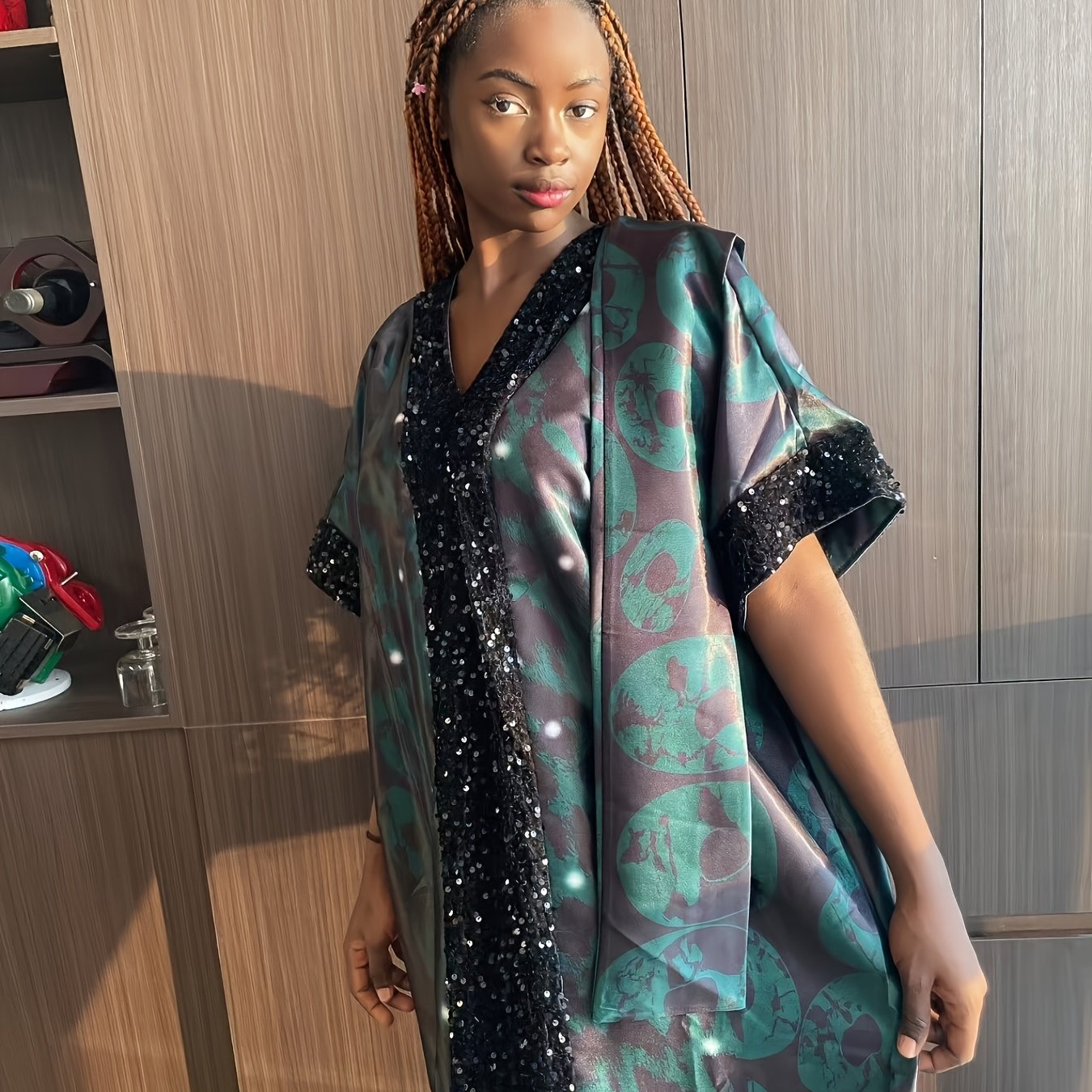 Plus o'lchamda bosma sequin kiyiwi, batwing qo'llari va V-shaklidagi bo'yin uchun ayollar uchun