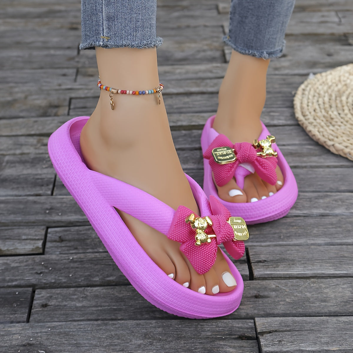 Ayollar uchun zamonaviy EVA flip-floplar, metall kamon aksenti bilan, yumshoq va qulay, pastel ranglarda, tozalash oson, tasodifiy va plyaj kiyimlari uchun mukammal.