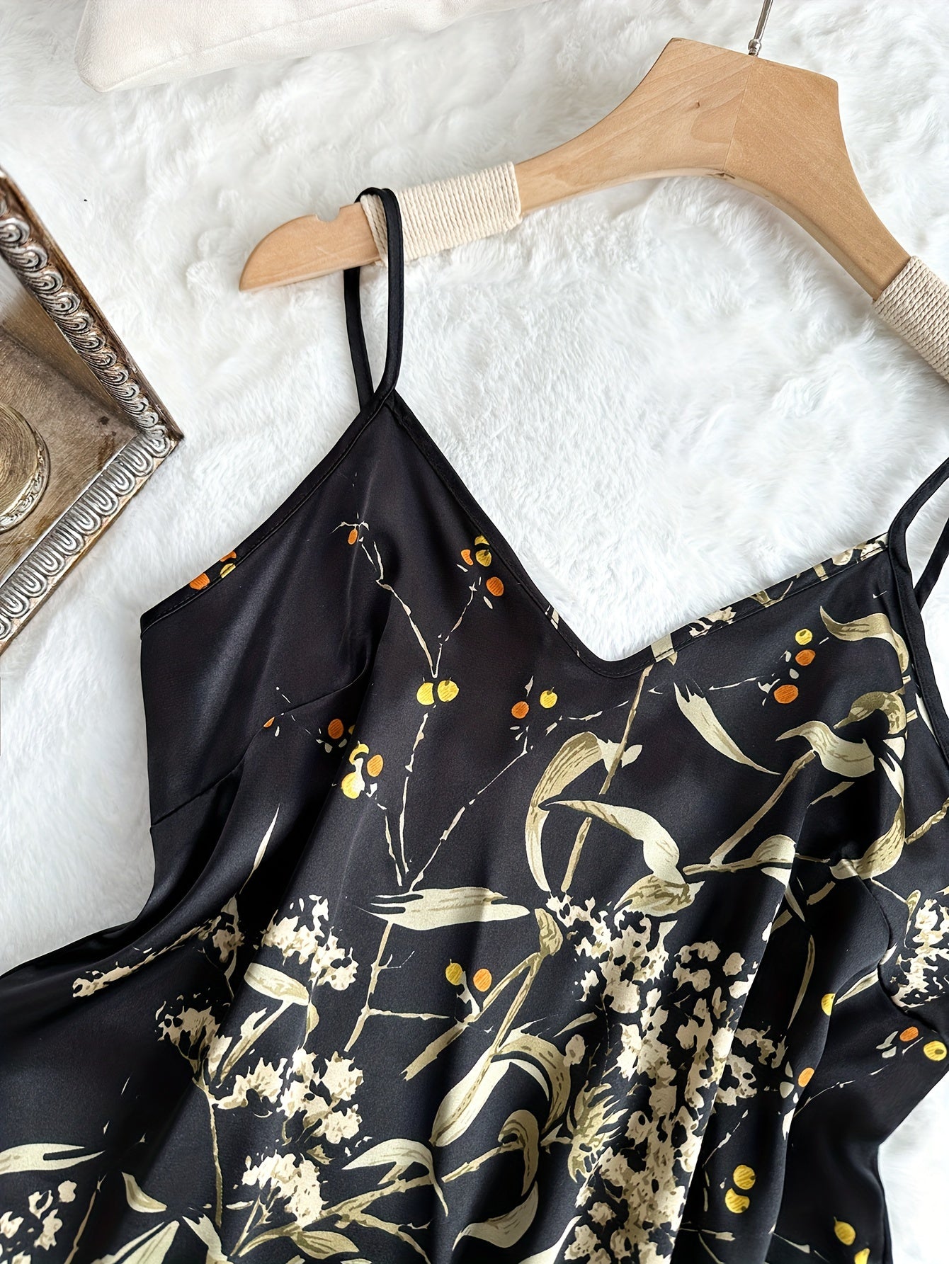 Conjunto de pijama de satén con estampado floral, top corto con escote en V y shorts con dobladillo de volantes