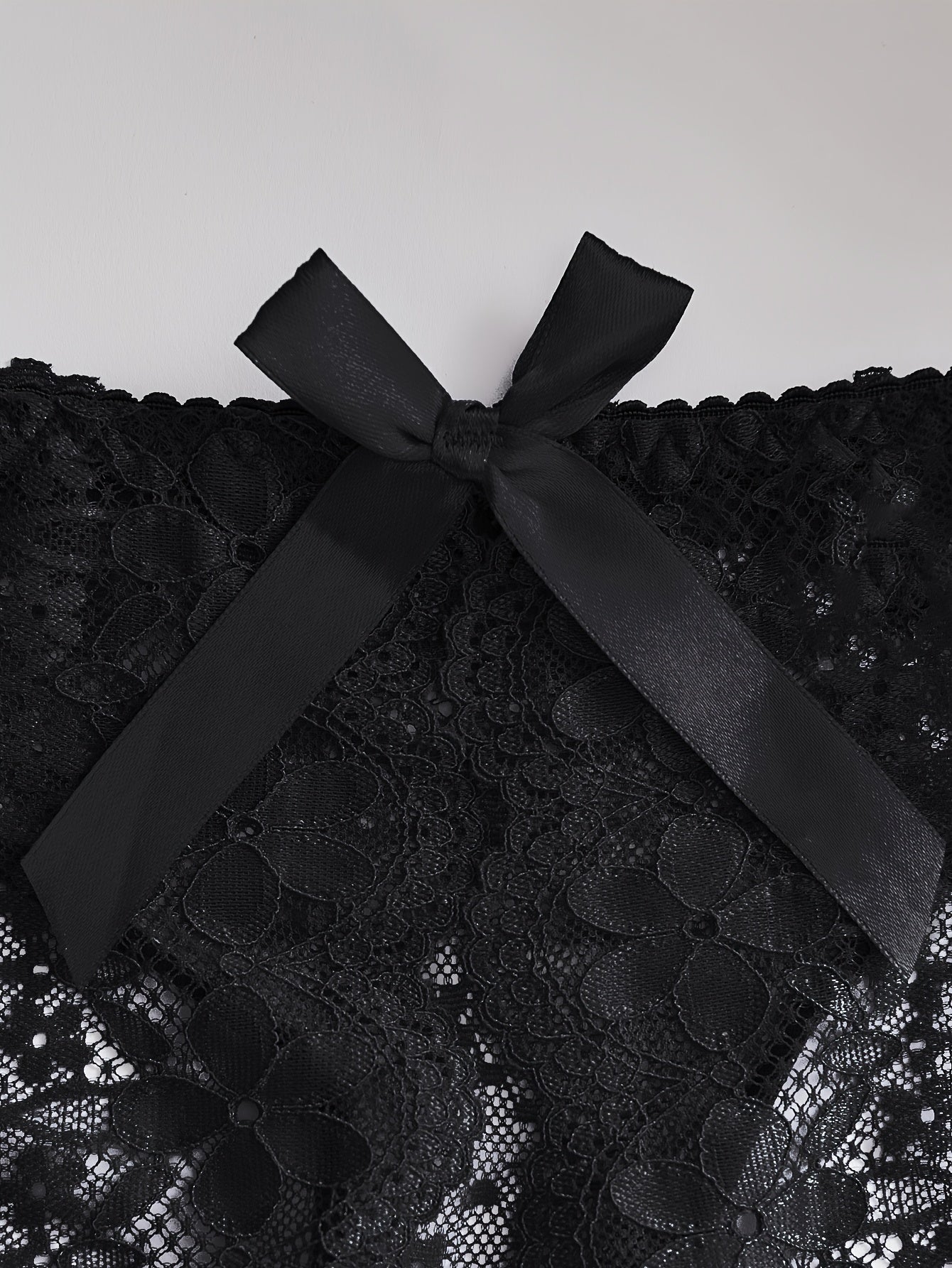 Ayollar uchun sexy ichki kiyim - ko'rinadigan dantelli, qorin qismisiz shortiklar.