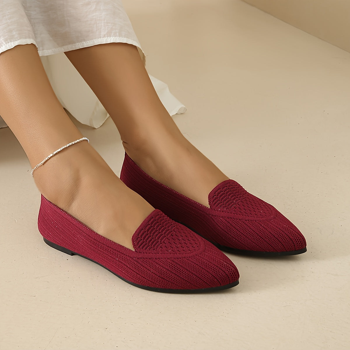 Ayollar uchun mustahkam ranglarda yumshoq, engil to'qilgan tekis poyabzal, nuqtali barmoq va havo o'tkazuvchi dizayn bilan.