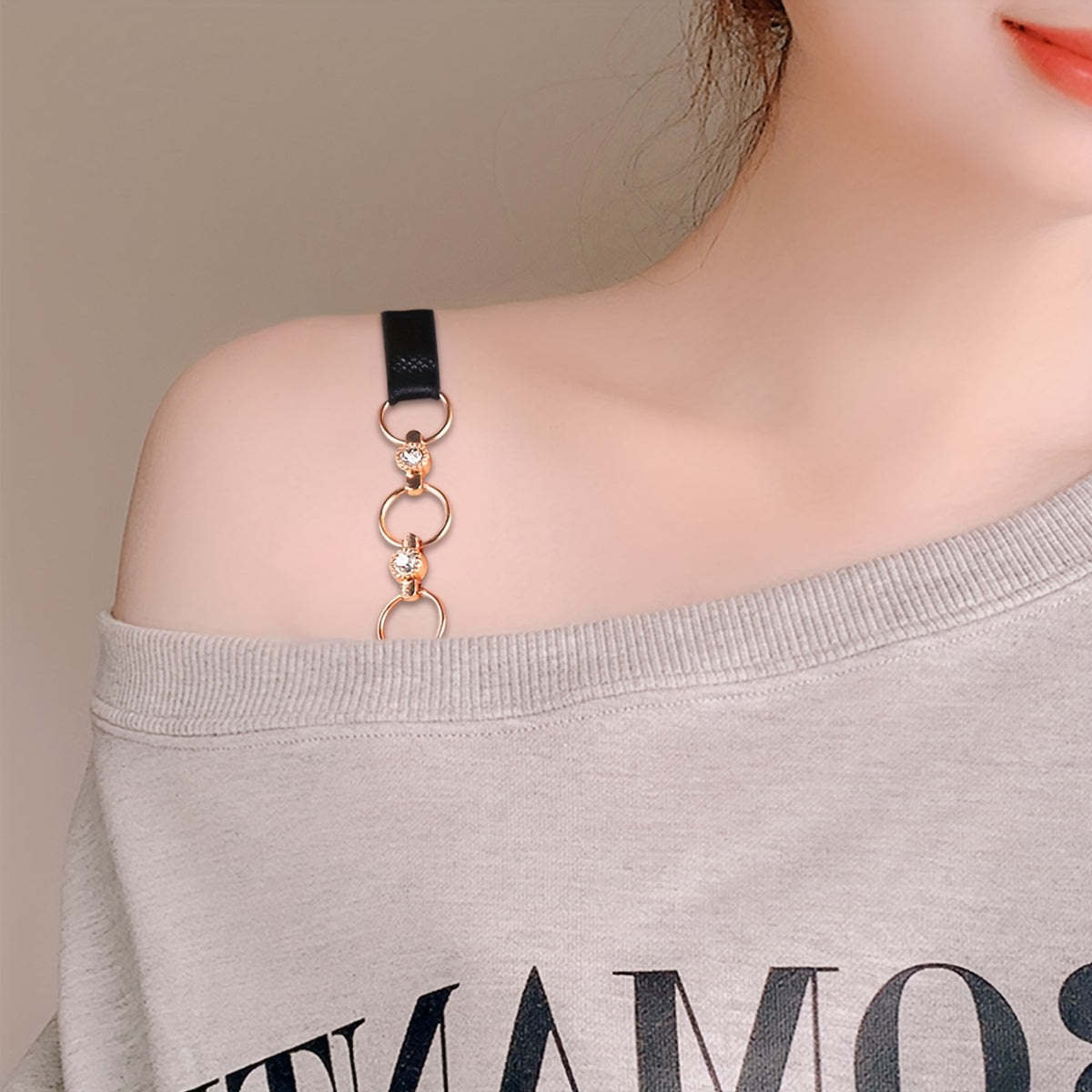 Yelkasiz brassier uchun sirpanmaydigan yelka tasmasi, osma bo'yin chizig'i, rhinestone bezaklari va keng ko'rinmas dizayn.