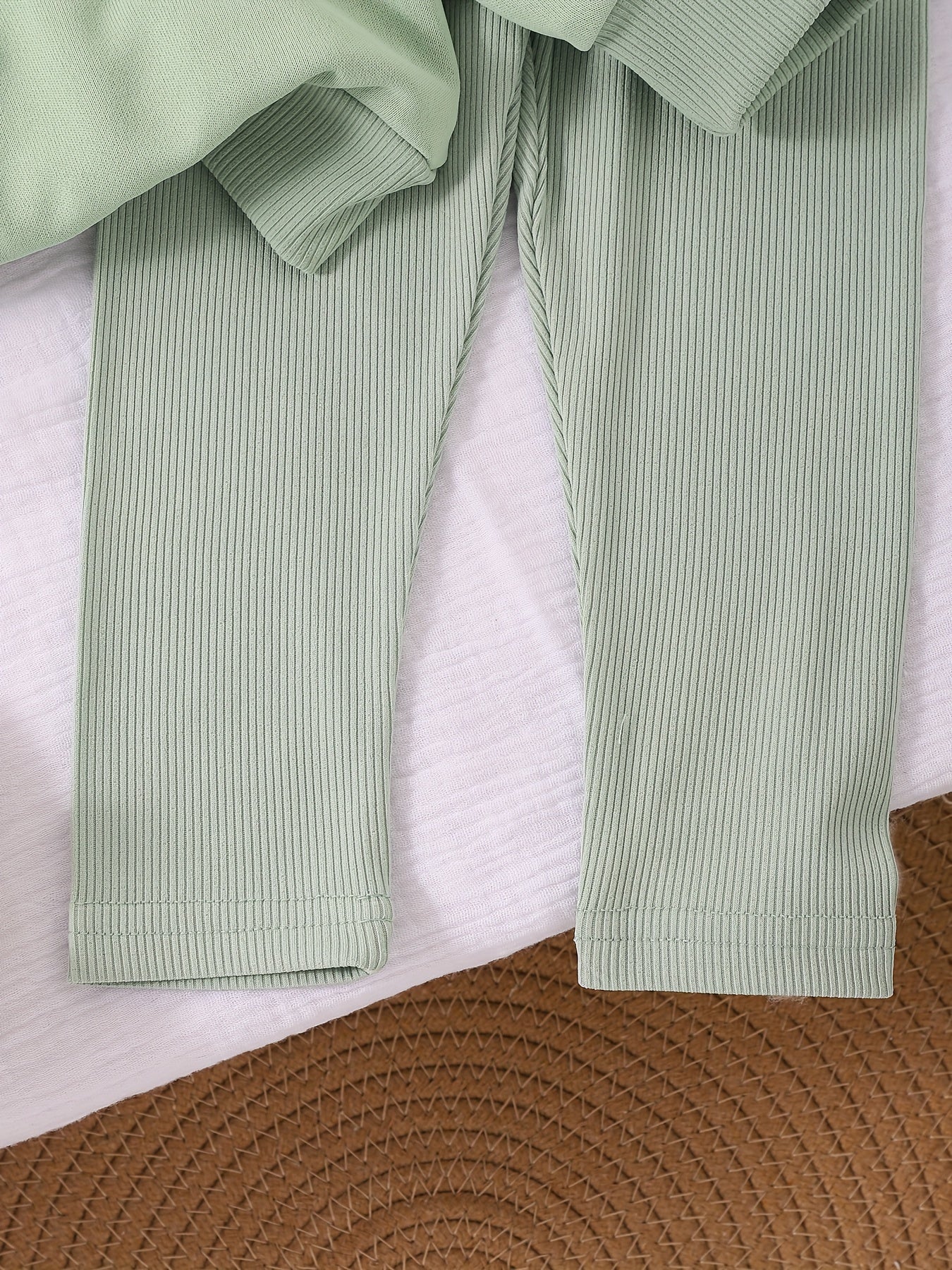 Qizlar uchun mint yashil rangdagi sviter va shimlar to'plami, iliq, qalin sviter va keng, qulay shimlar bilan. Oson moslashtiriladi va bahorda kundalik kiyim, sayohat va ochiq havoda faoliyatlar uchun ideal.