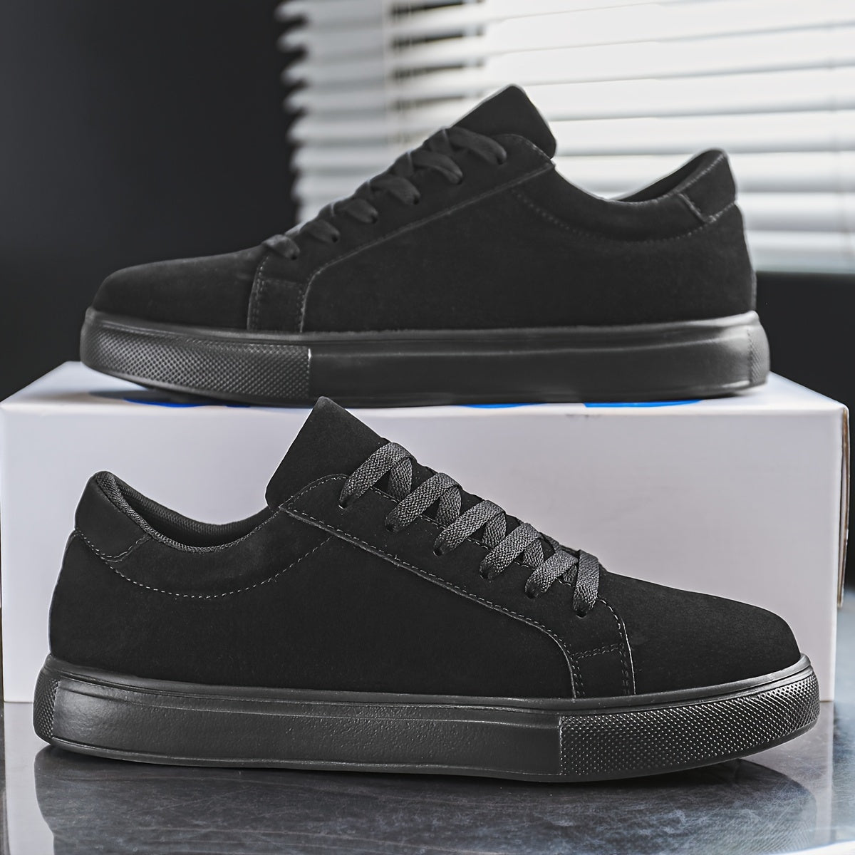 Erkaklar uchun qora aksentli kulrang skeyt poyabzallari, bog'ichli dizayn, mustahkam EVA taglik va qulay mato astar, tasodifiy kiyim uchun mos. PU yuqori qismi bilan zamonaviy ko'p maqsadli krossovkalar.