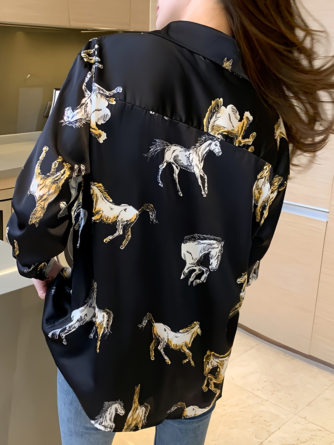 Plus o'lcham ayollar uchun ot bosma uzun ko'ylak, bahor va kuz uchun, tugma bilan old qismi kiyim