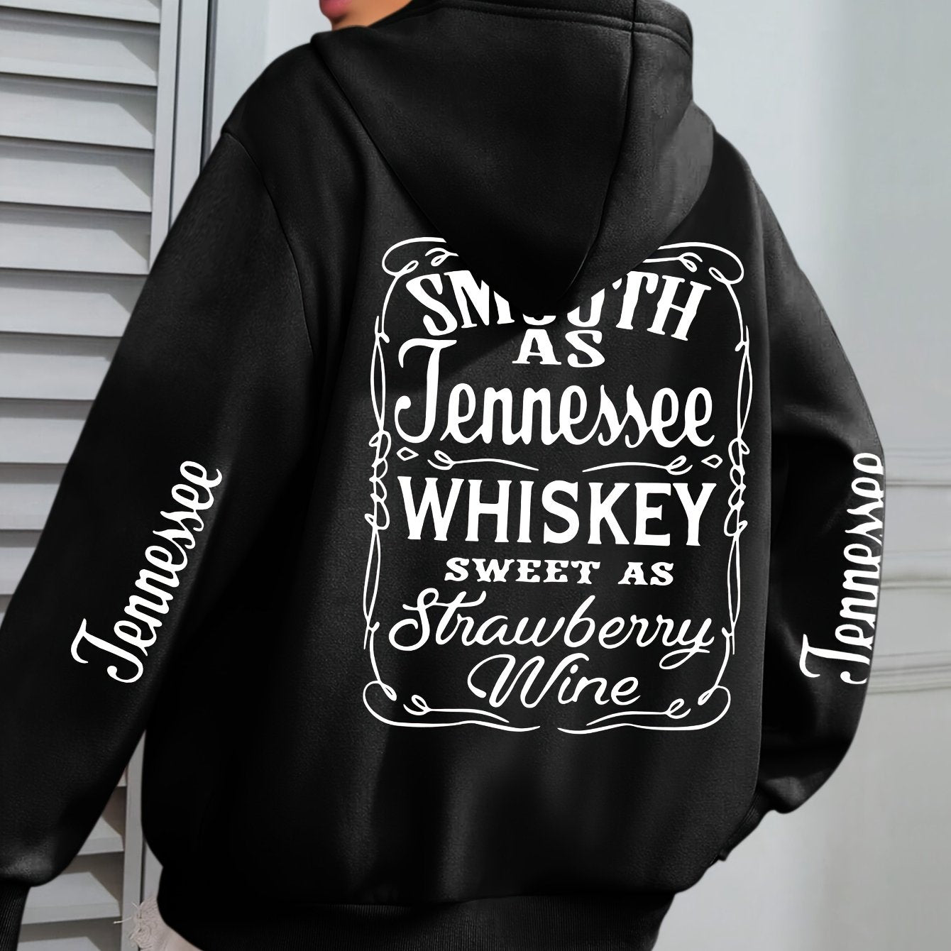 Женский бежевый худи больших размеров с графикой "Smooth as Tennessee Whiskey" — повседневный свитшот с бахромой