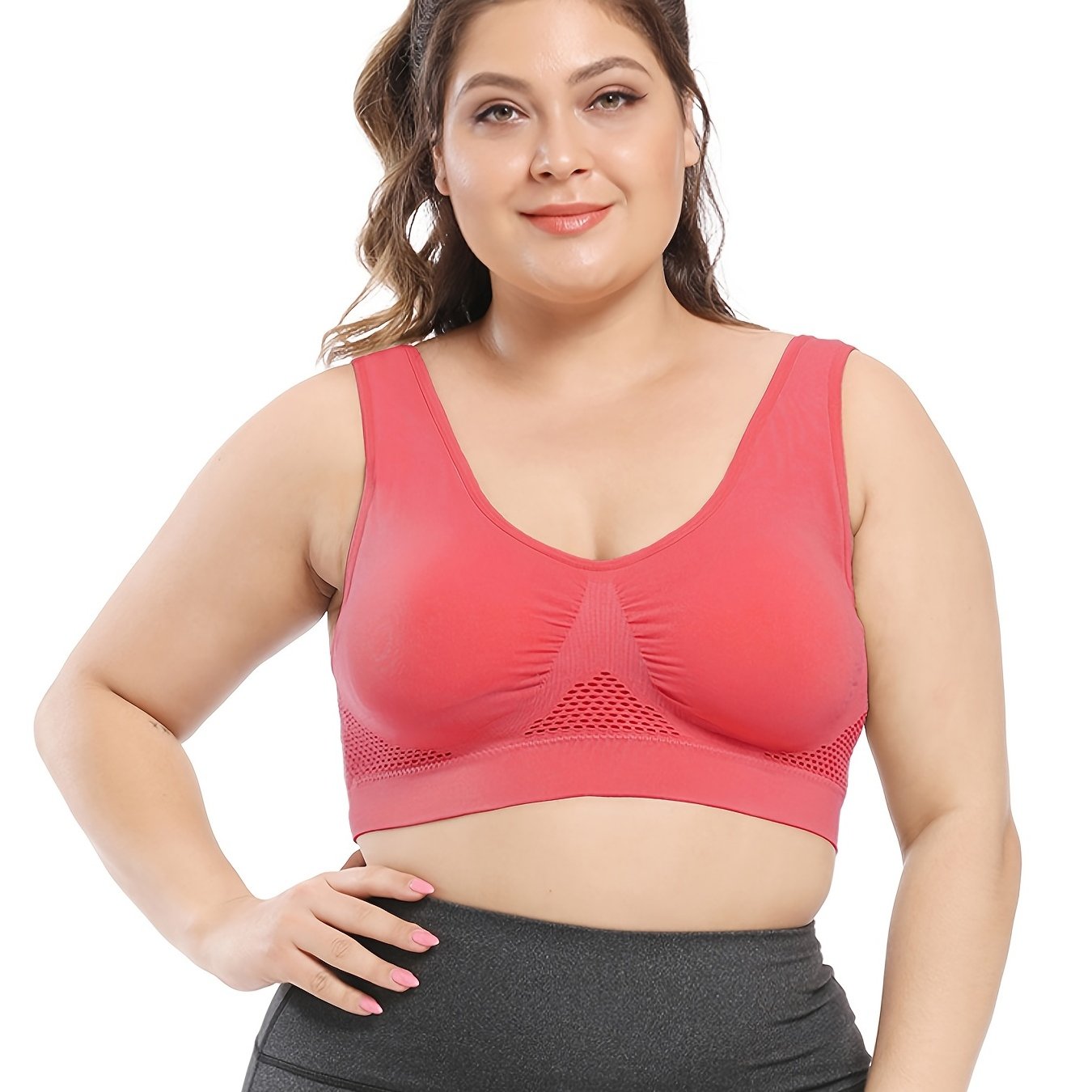 Sujetador deportivo sin costuras para mujer de talla grande en color morado con malla transpirable, con relleno push-up y pads removibles