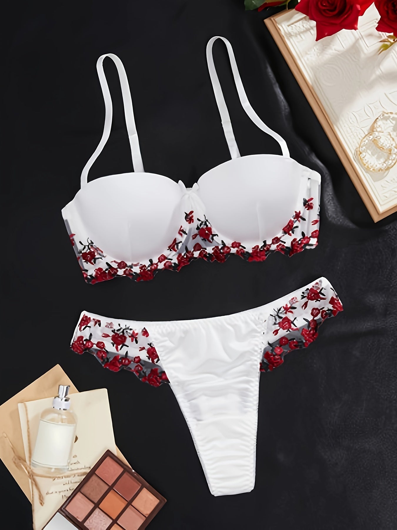 Yumshoq va qulay oq gullar bilan bezatilgan ichki kiyim, ko'krak yostiqlari bilan.