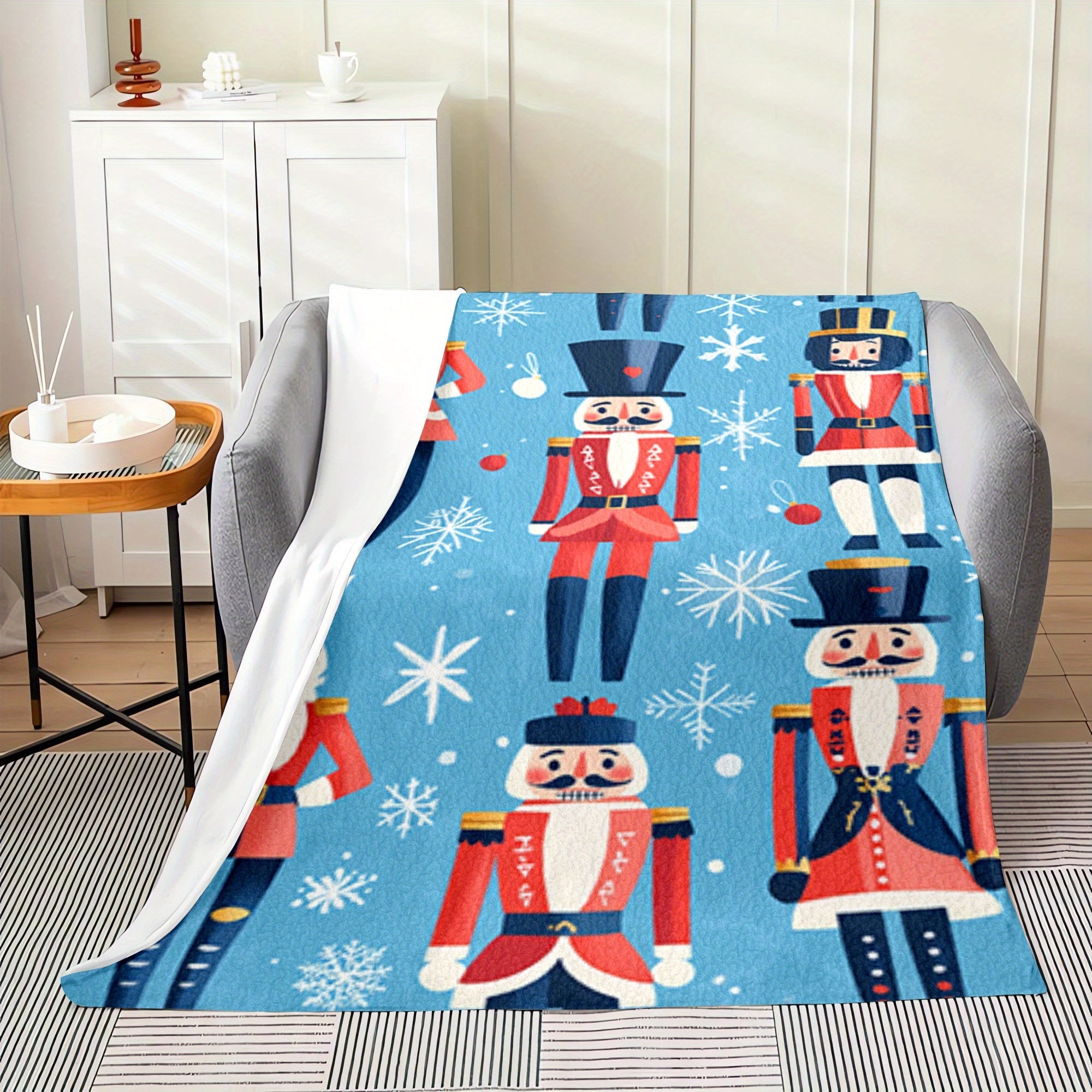 Quilted Polyester Flannel Throw Blanket with Cartoon Nutcracker Pattern for All-Season Use