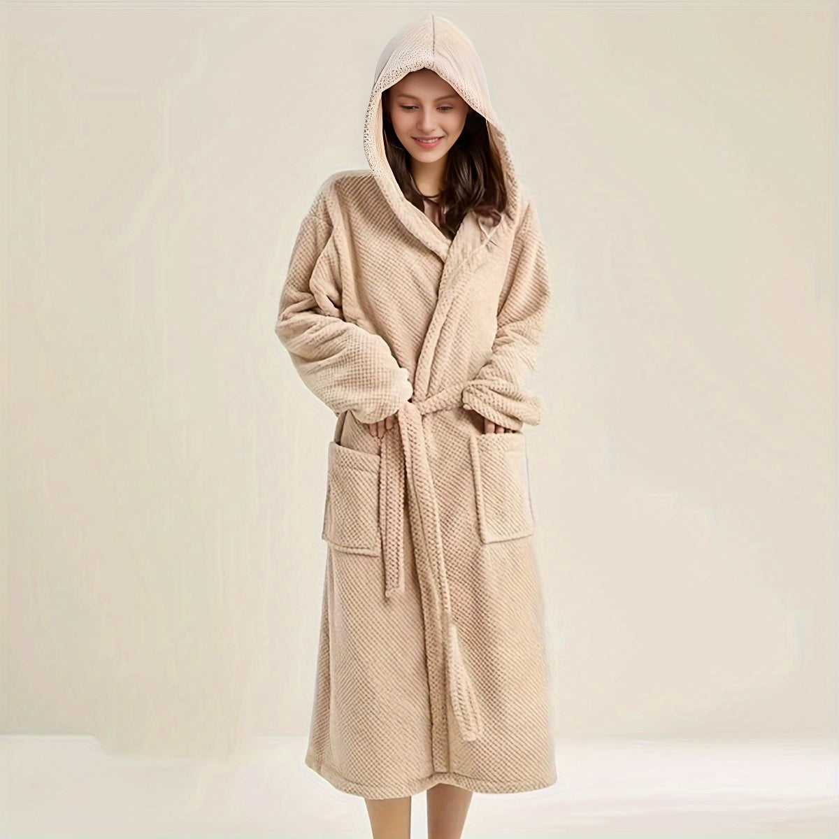 Полиэстеровый халат с капюшоном и текстурным узором в космической тематике, подходит для всех сезонов.