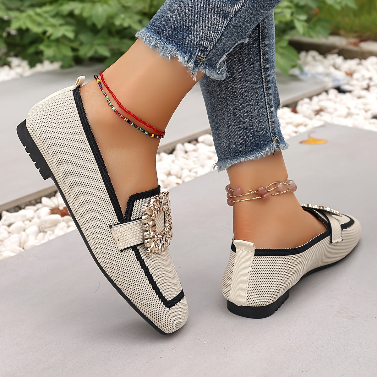 Ayollar uchun plus o'lchamli oson kiyiladigan flatslar, kvadrat burchakli rhinestones bilan, nafas oladigan mato